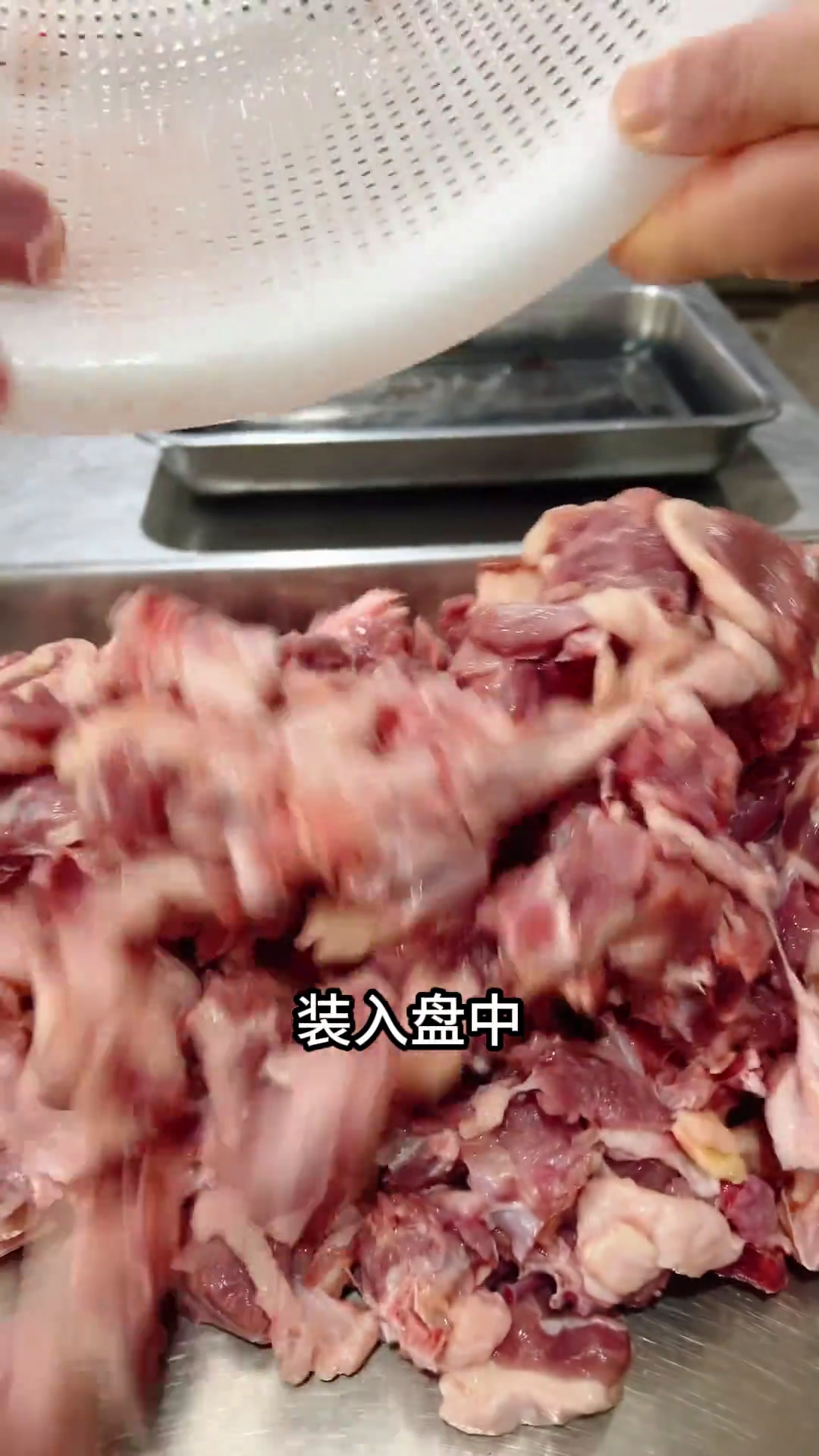 今日分享食堂创新菜《仔姜烧鸭肉》,不氽水不过油,先蒸后炒,做法简单,重点小窍门:红芽仔姜分