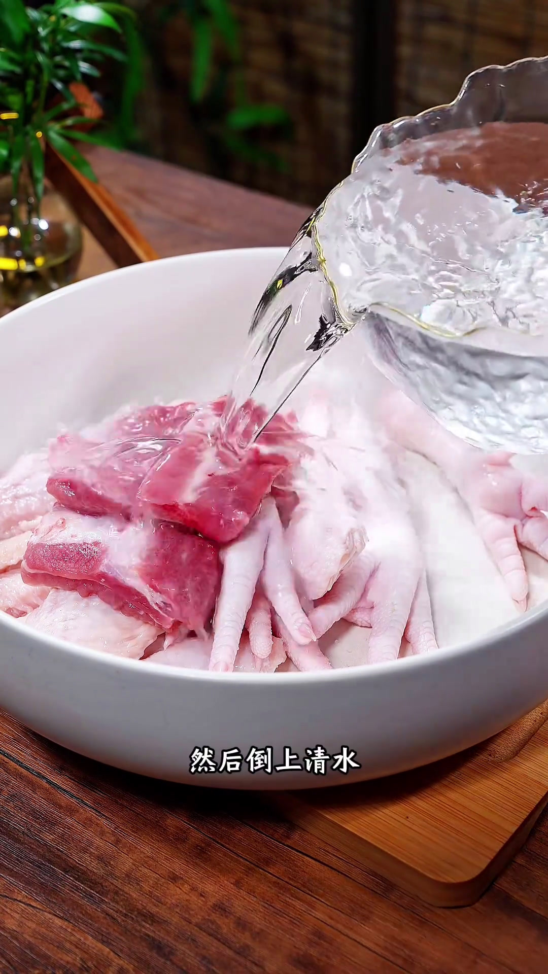 卤上一大盘,有荤有素,全家人一起吃,真的超香!你就像我这样做,十几种食材一起卤,有荤有素,