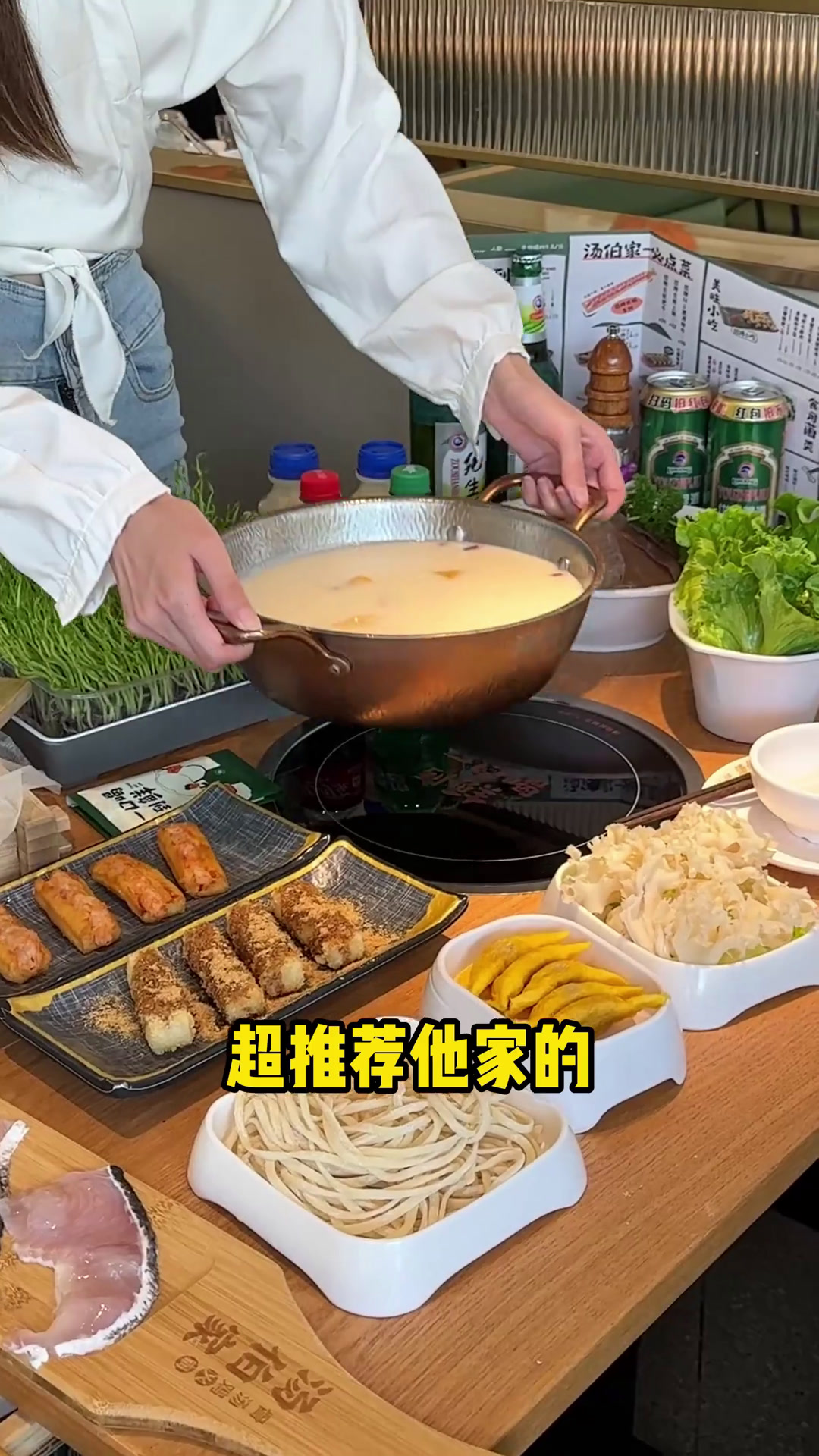 汤伯家猪肚鸡火锅一家用心在经营的宝藏店铺本身菜品价格就已经很实惠,在这基础上的套餐和单品更