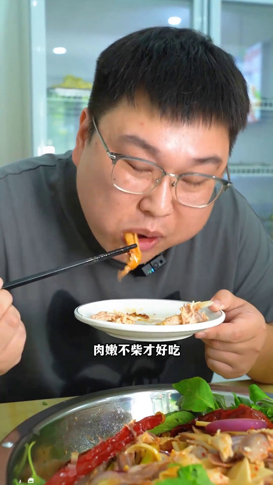 这一口吃了,去新疆的路费都省了,漯河这家椒麻鸡正宗的新疆风味,一鸡两吃,我比较喜欢煮着吃,