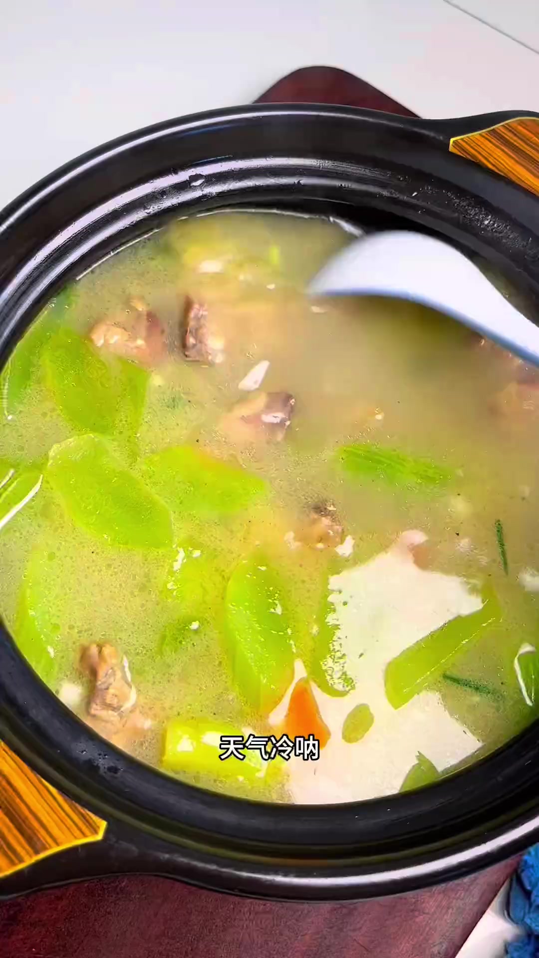 天气冷了就适合喝汤,又炖了一锅腊鸡子汤,满屋飘香的,天冷来一碗热热乎乎的,很舒服煲汤汤鲜味
