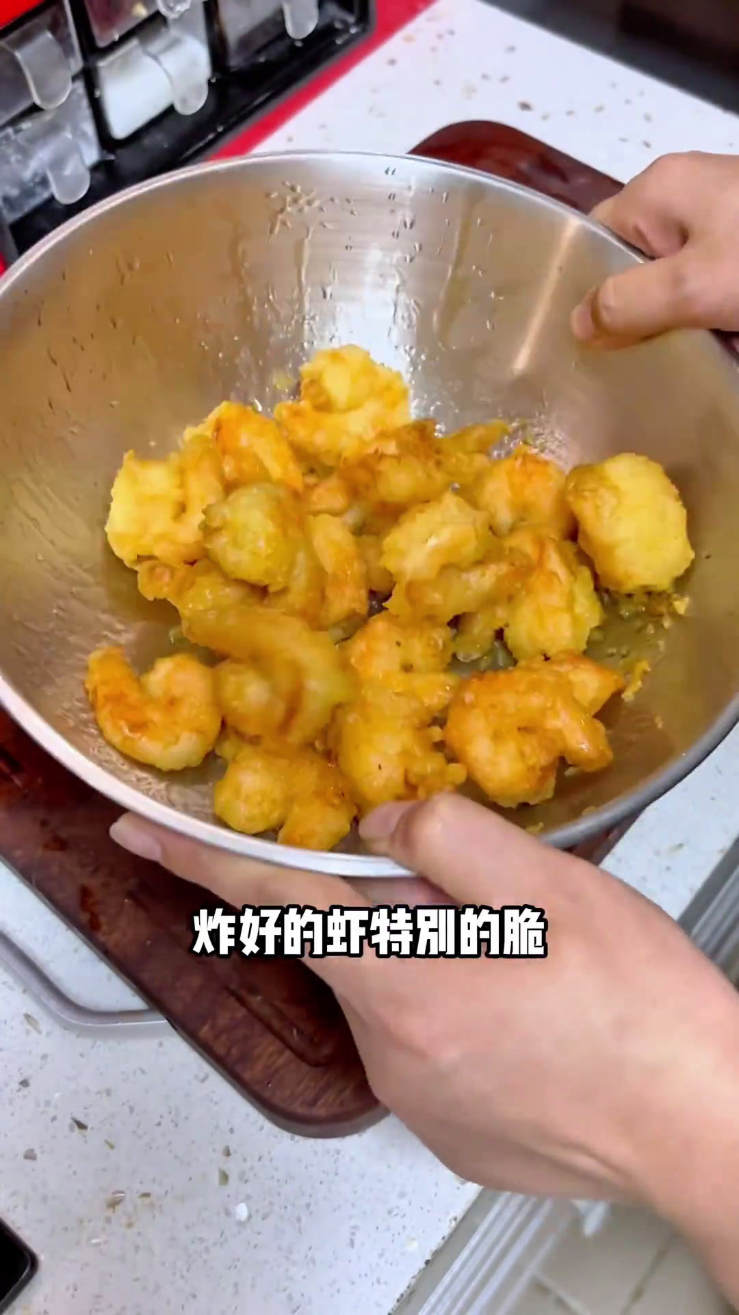 我的男孩5岁了,亲手给孩子做了一个蛋糕,准备了一桌孩子爱吃的饭菜,妈妈用自己的方式爱着你,