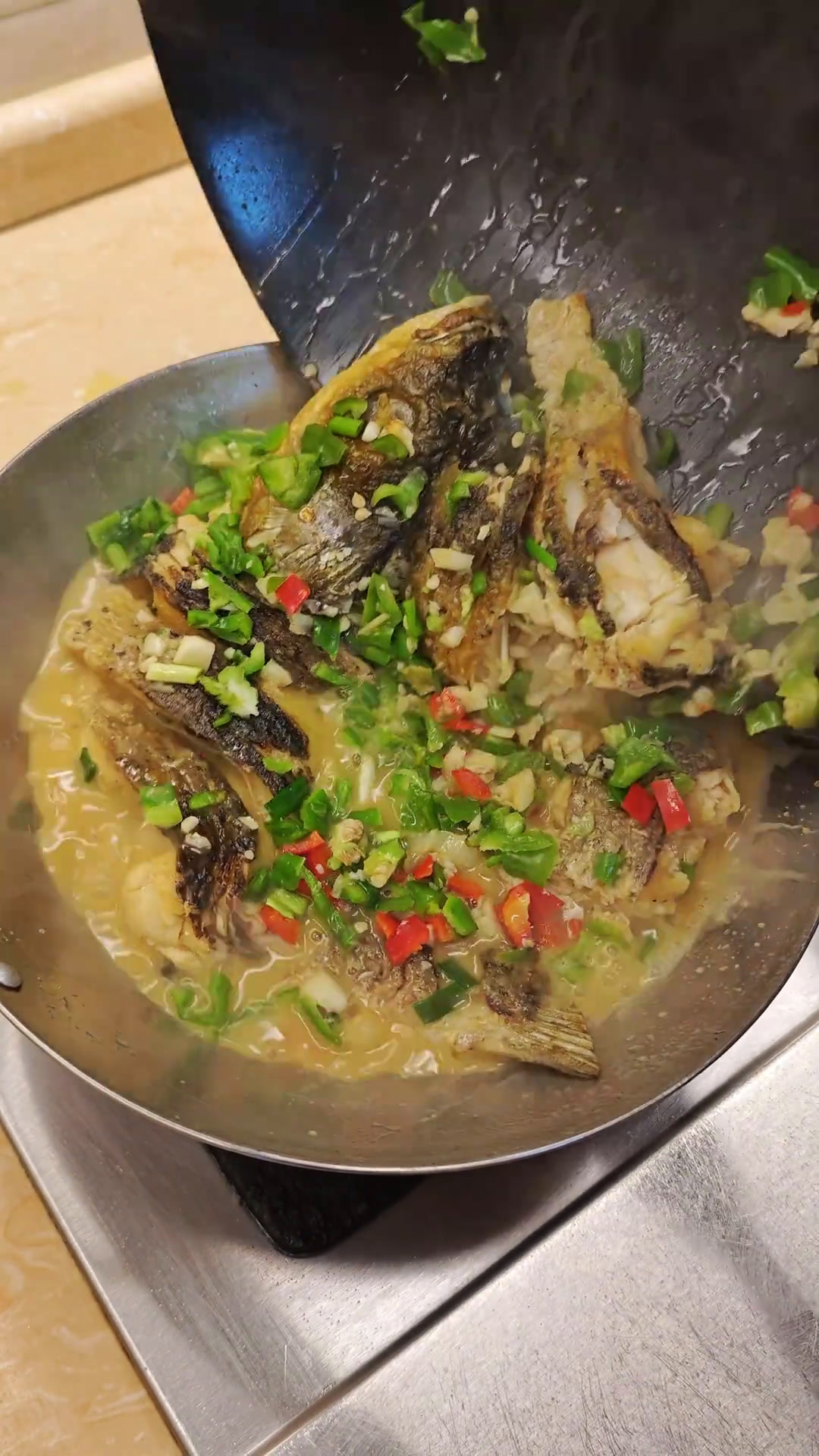 草鱼特别好吃又下饭的做法,鱼汤拌饭5岁的儿子吃了一大碗饭!红烧草鱼草鱼的家常做法