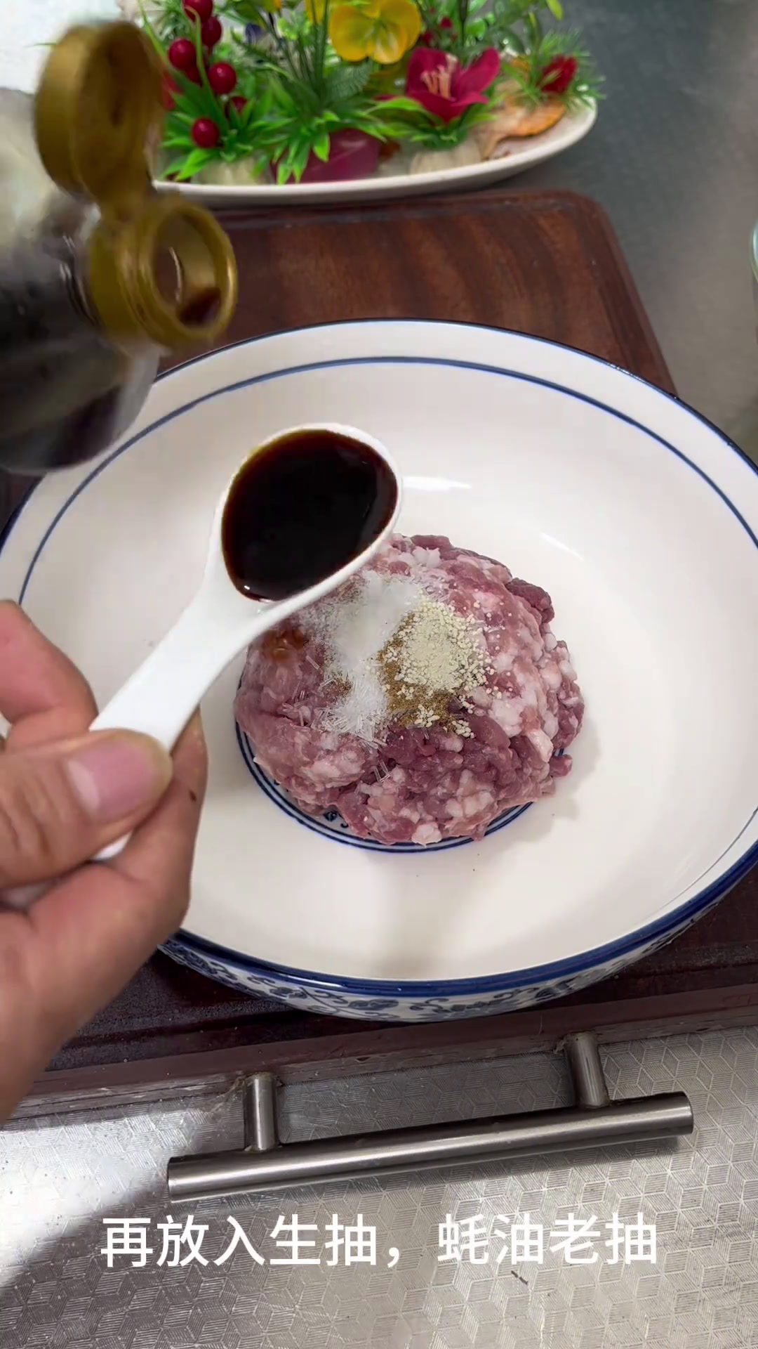 槐花饺子下好吃有技巧,加入两种食材鲜上加鲜,滑嫩多汁,好吃的停不下来美食分享槐花饺子馅的做