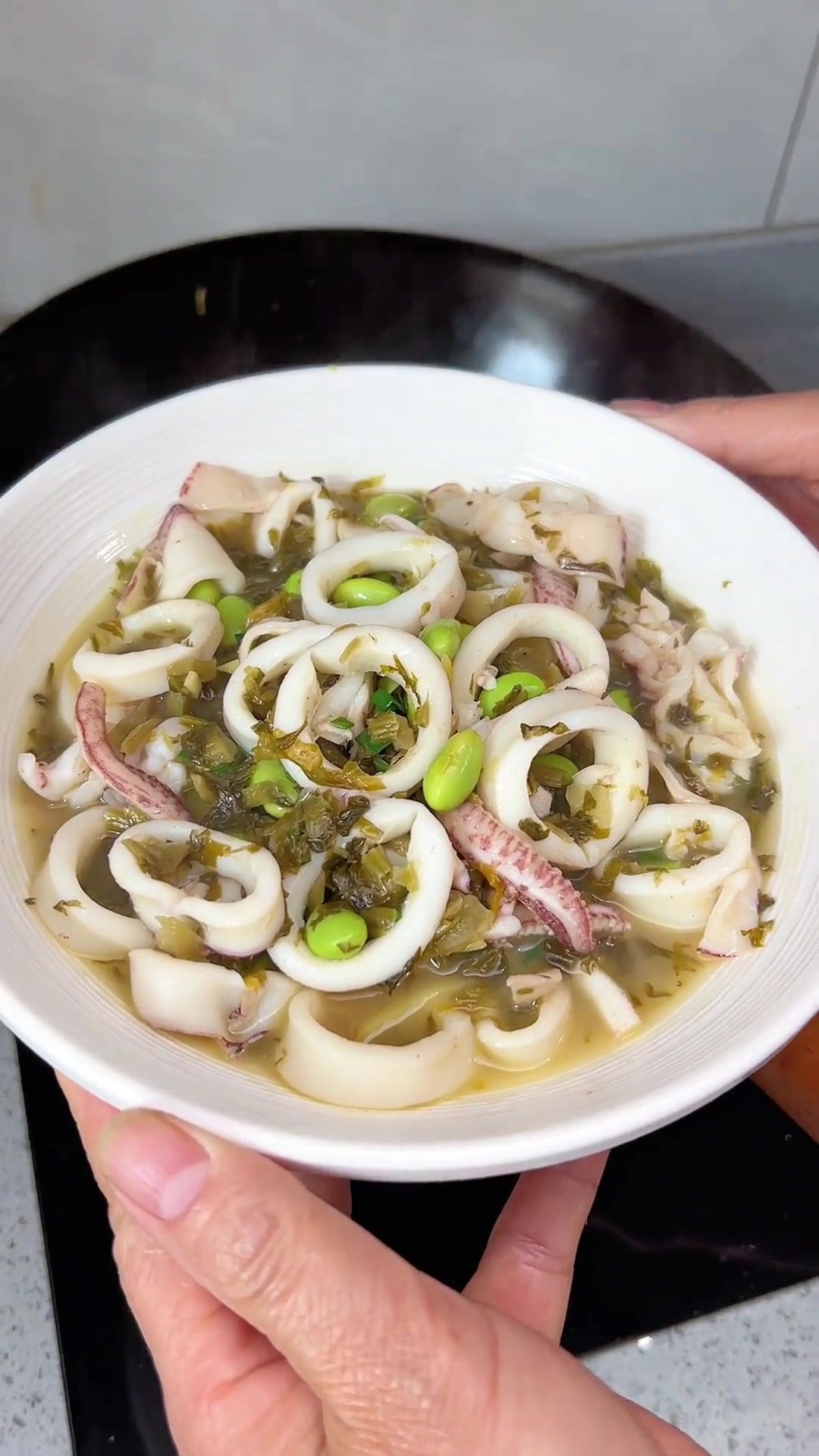 雪菜毛豆烧鱿鱼,简单美味雪菜毛豆烧鱿鱼,简单美味,特别的下饭,喜欢吃鱿鱼的赶紧试试这个做法