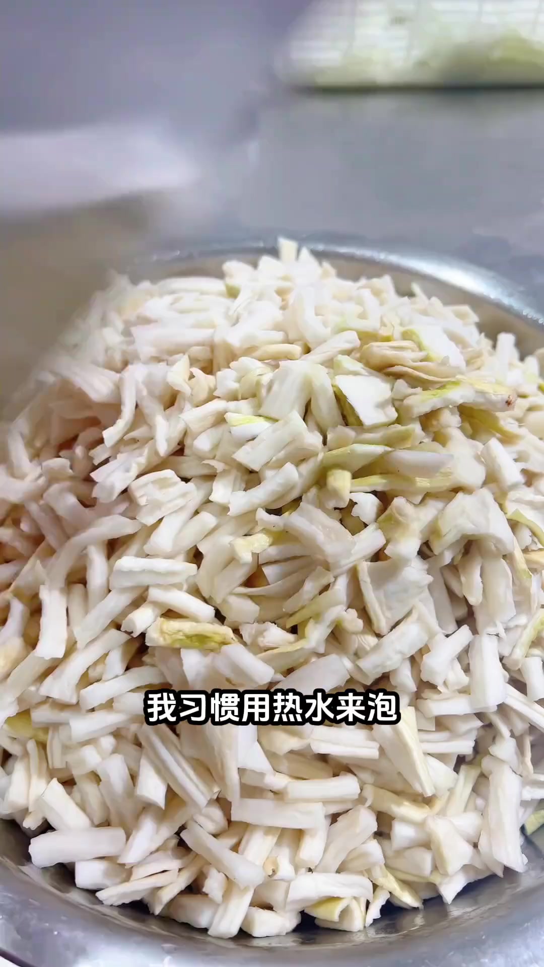 公司食堂员工餐新菜《花刀热狗炒萝卜》,成本好控制,味道很好,做法又简单。嘎嘣脆的萝卜干做法