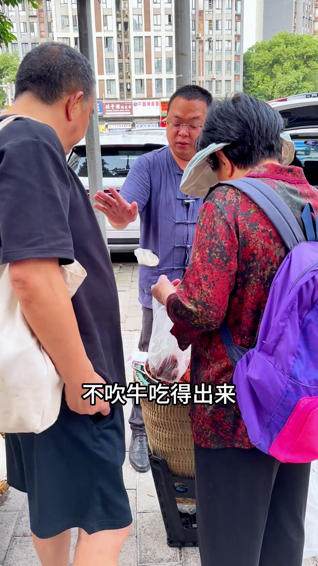 在渝北的菜市摆摊卖豆腐乳怎么我的豆腐乳都在说好吃呢?没想到这么多人都是认识我的,好多都是不