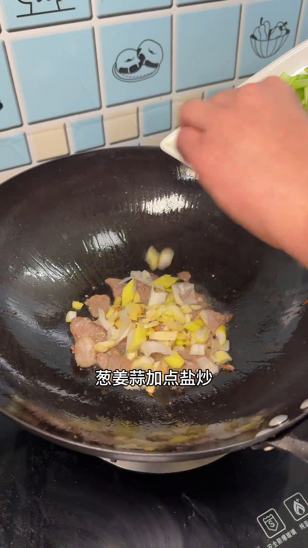 今天带来的是超好吃的馕加炒米粉快来试试吧炒米粉在家这样做特别好吃新疆馕加新疆炒米粉神仙组合