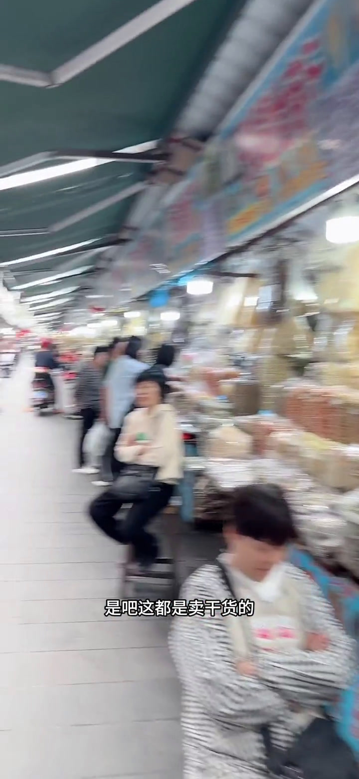 来东门市场找姐妹给我的芒果蘸虾酱,找了一圈没有看到。发给你们随便逛逛了巷子里的美食海南特色