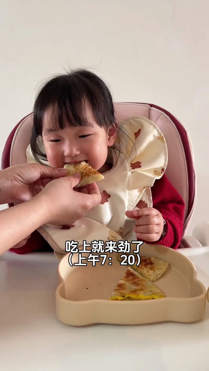 今天晚餐给小鱼儿做了宝宝版串串香,体验一把撸串的快乐早餐:时蔬午餐肉手抓饼午餐:虾滑盖饭晚