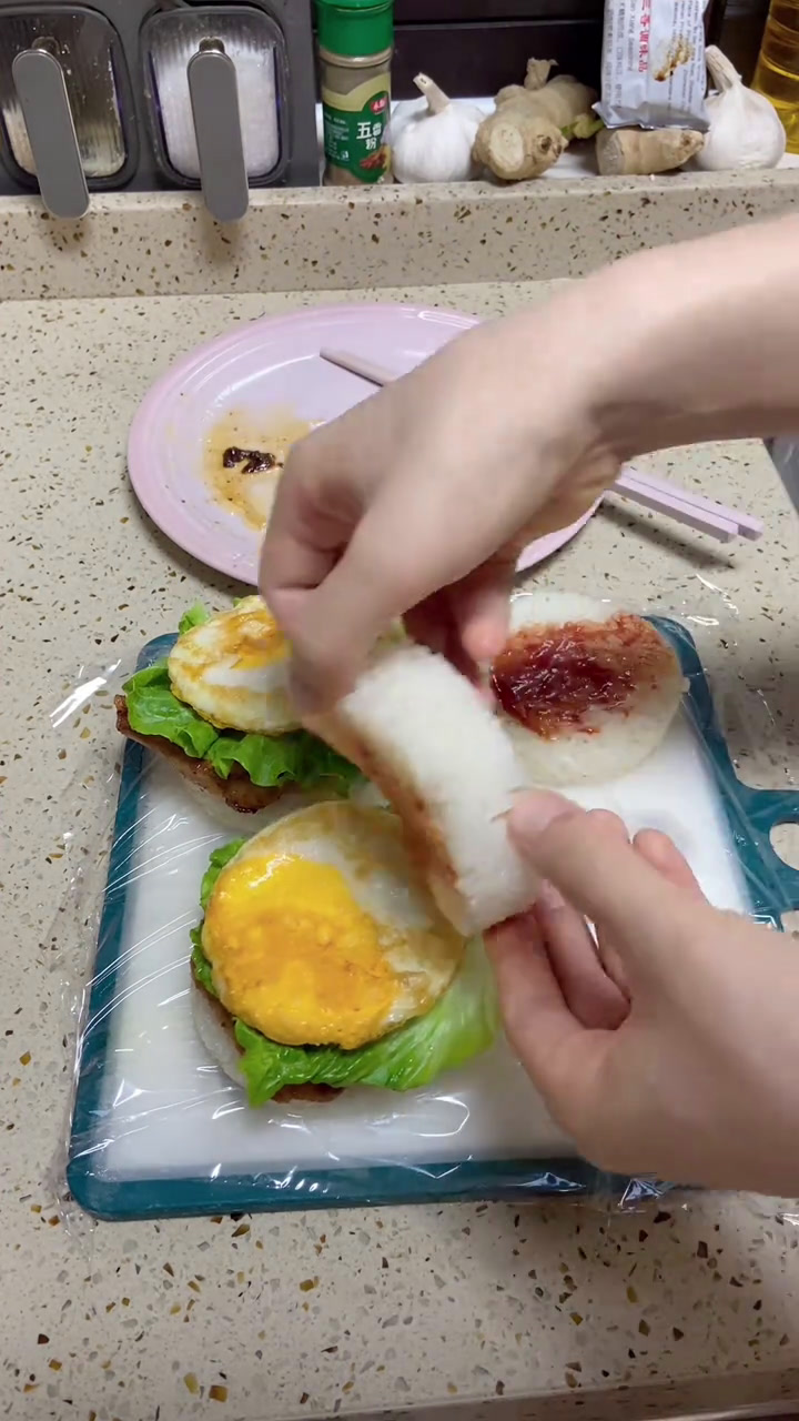 今天的早餐兄弟俩很喜欢,做了香香糯糯的鸡腿米汉堡,也给自己做了想吃的早餐