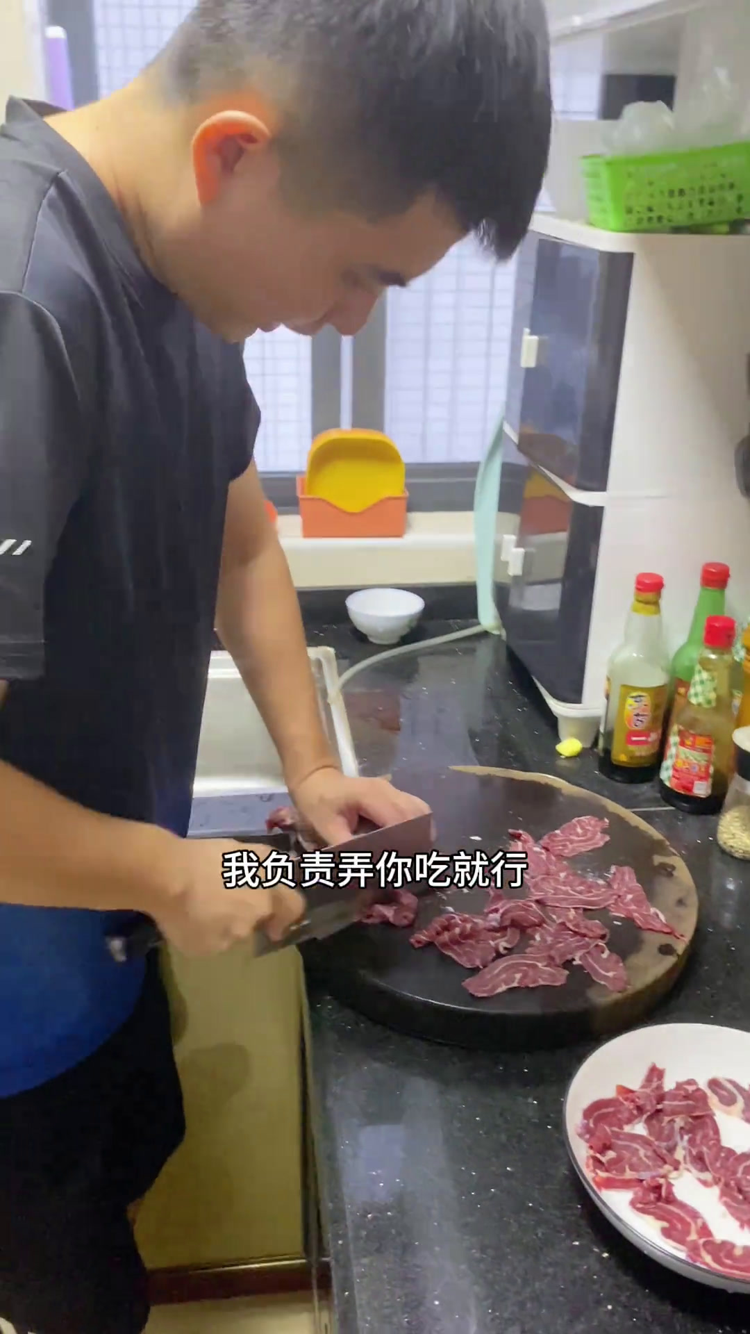 今天做个五花趾腐竹粉丝煲,很好吃,但老公焗牛肉的时候盖上盖子了,导致牛肉稍微有点老,其实不