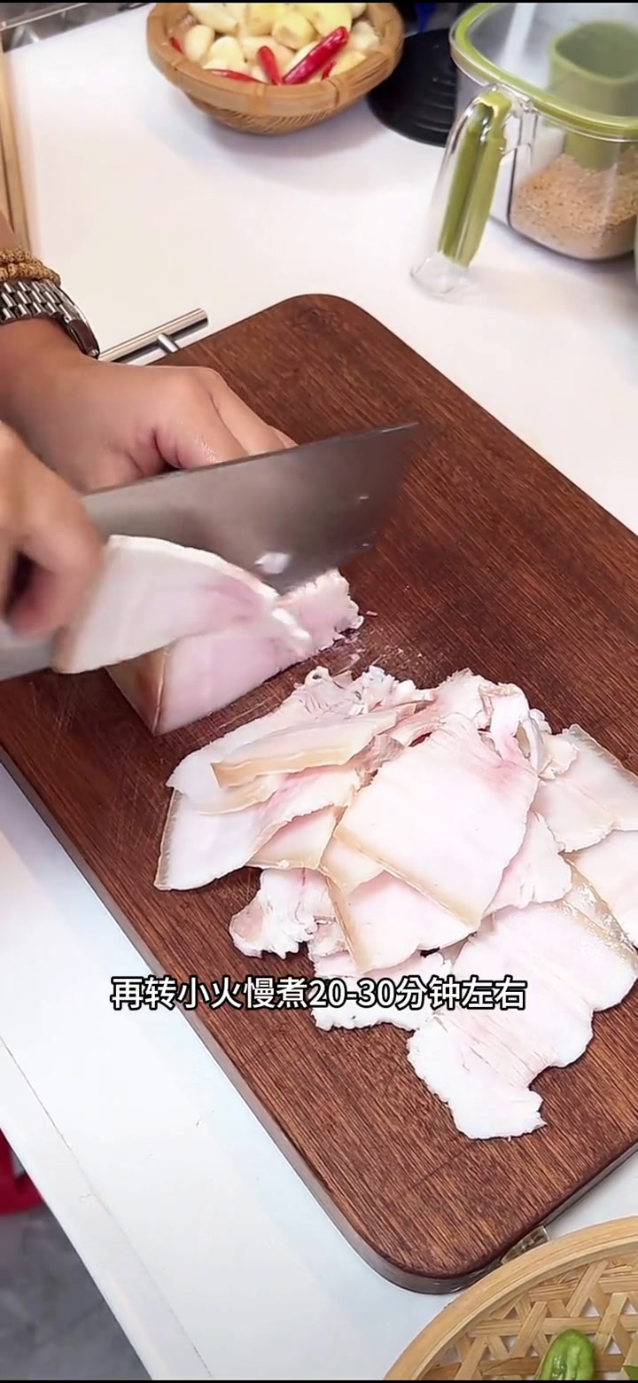 饱胀姐妹家常菜第80集|四川经典名菜“青椒回锅肉”的详细做法来咯!喜欢的姐妹们一起在家做起