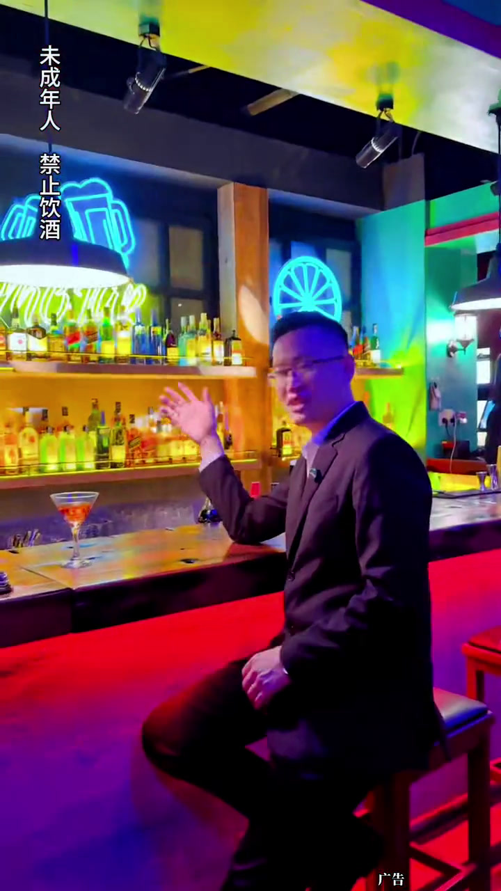 「么哈」餐酒吧,威高广场A馆4楼,一个年轻人喜欢的连锁品牌,可静,可闹,一份炸玉米片蘸酱才