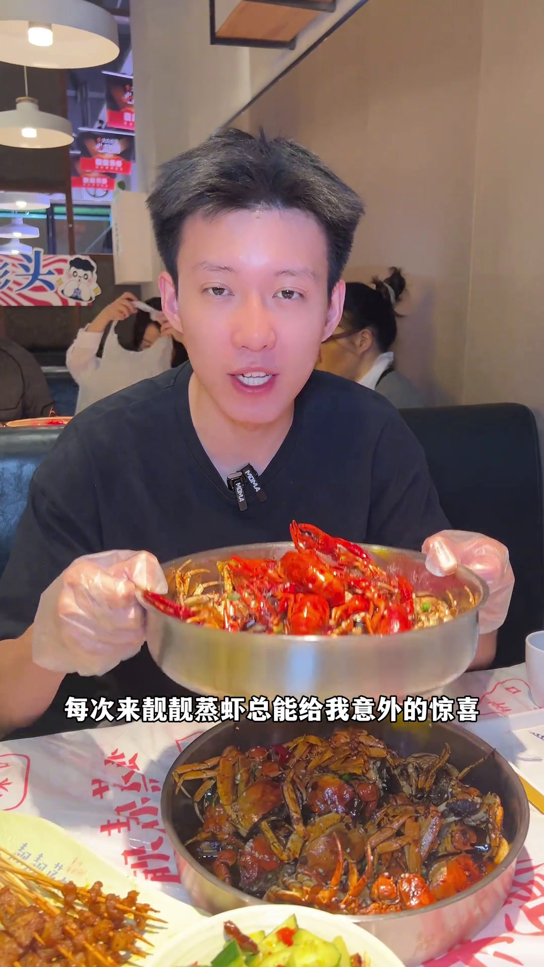 吃蟹的季节又到了,这家店铺的虾蟹我真的是百吃不腻人间烟火深圳小巷里的美食靓靓蒸虾深圳夜生活