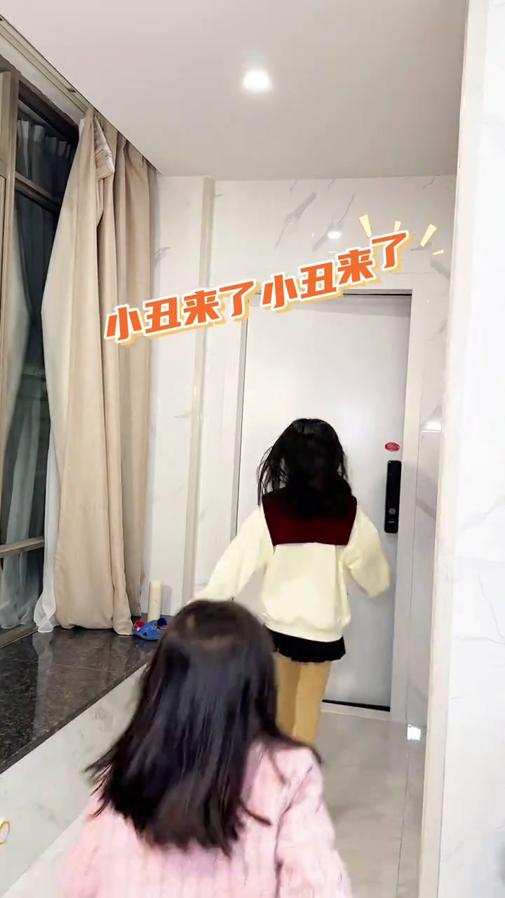 小朋友生日,体验下小丑欢乐送蛋糕吧想不到买一个蛋糕还有小丑表演,太开心啦