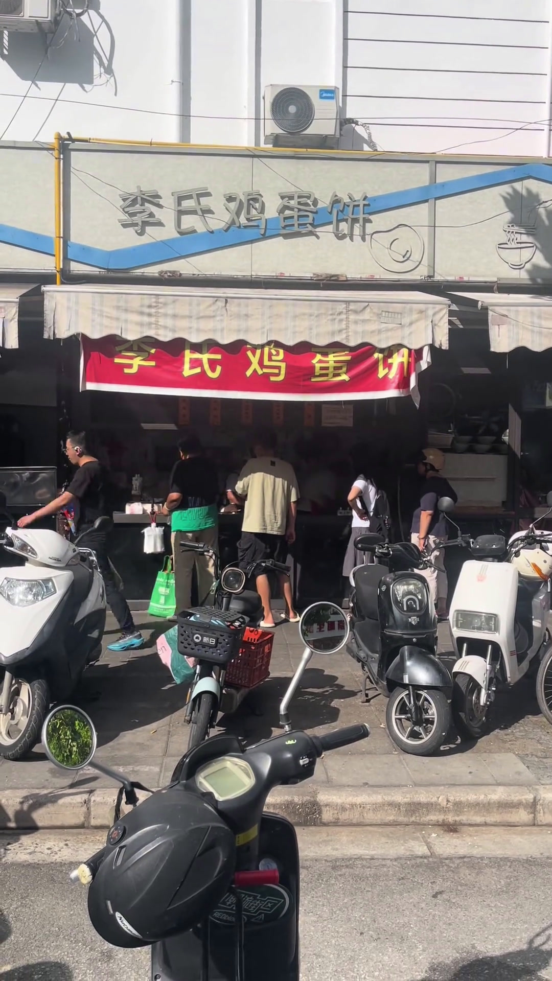 李氏鸡蛋饼两个鸡蛋一大把香葱,这个鸡蛋饼绝了!上海美食这家店回头客超多想吃你就来那些尝一口