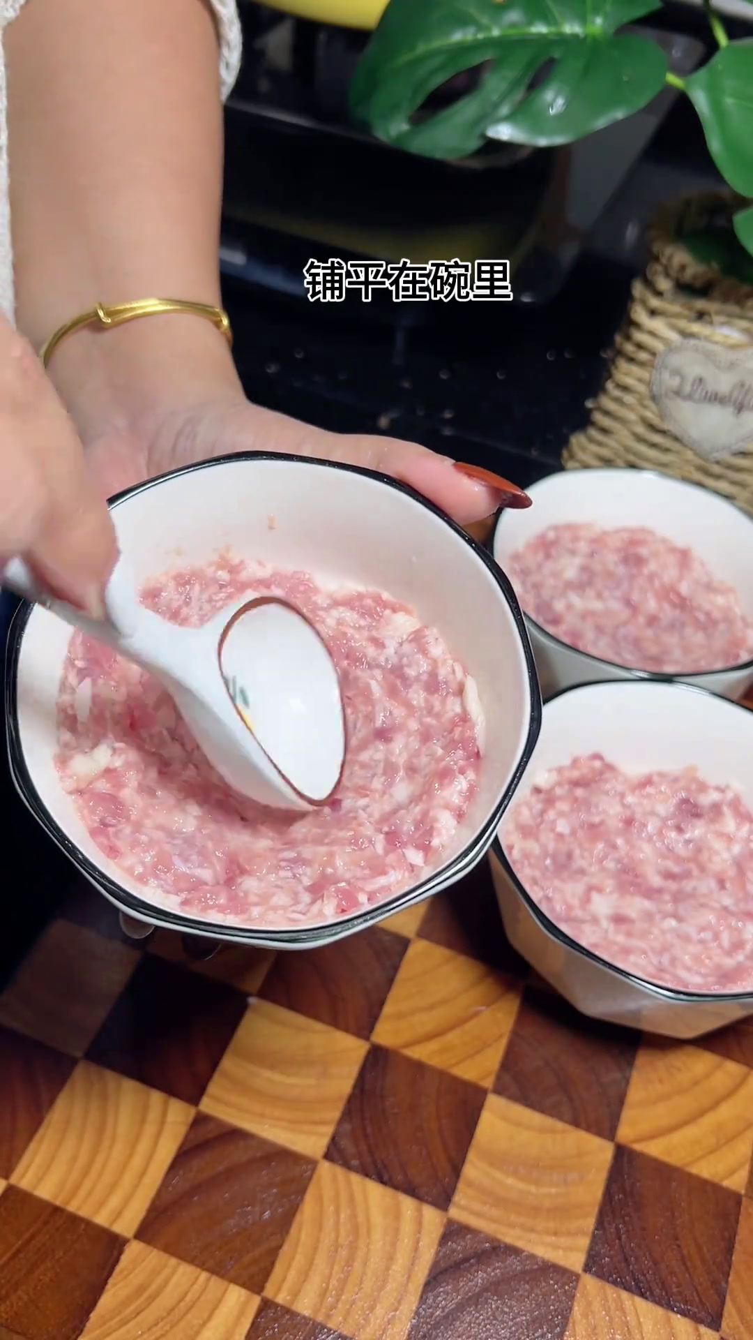 后来我也学着妈妈的样子,买菜做饭,照顾家人,享受着生活的烟火气,接受着日子的平凡与普通记录