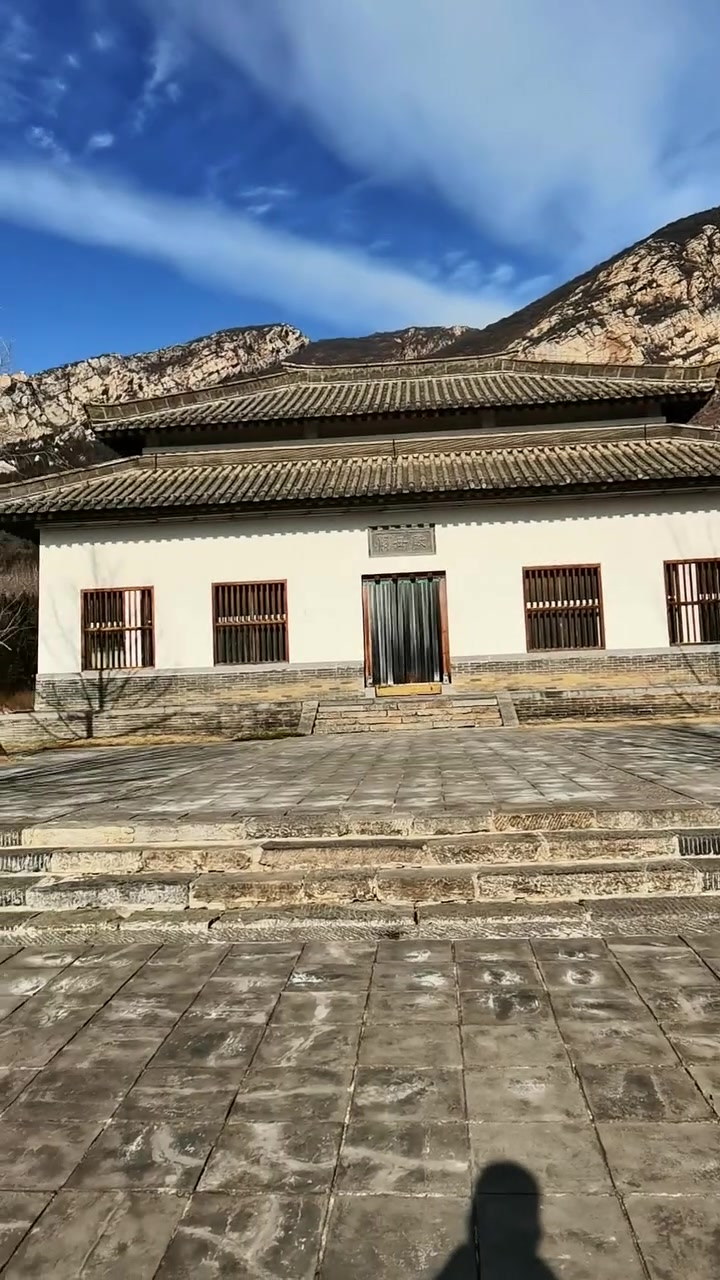 启母阙,位于登封太室山万岁峰下,汉代启母庙旧址前面。据《登封县志》记载,启母阙为东汉安帝延