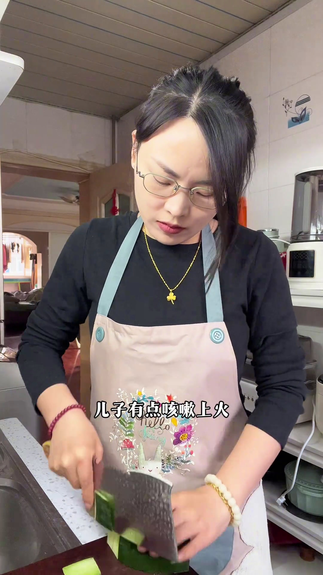 旅游完回到家,一家三口又回到了往日的平淡生活～只要不吵架,生活便是幸福的!记录真实生活家常