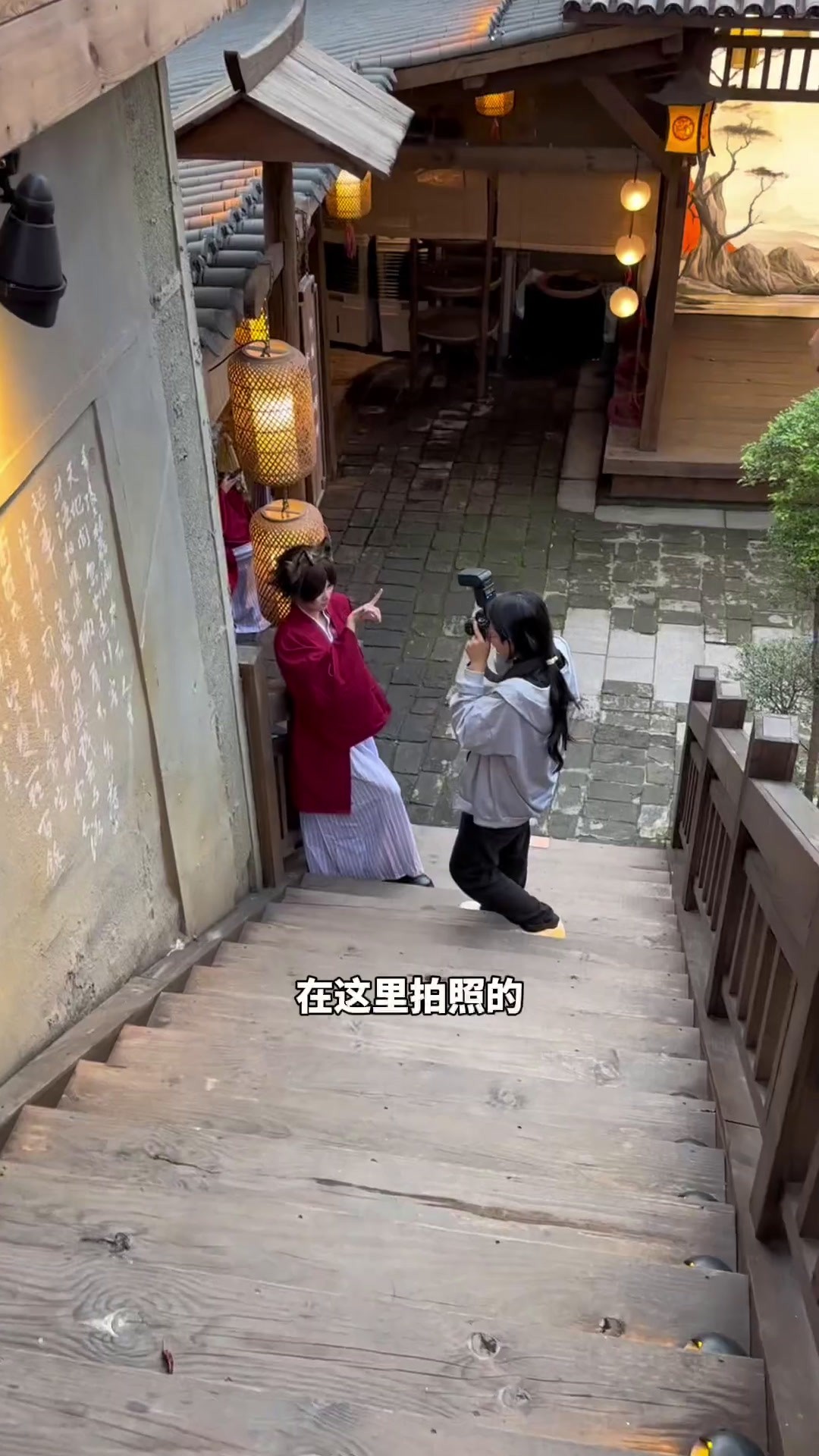 打卡测评汉元素主题龙虾馆环境不错很有感觉很出片中间还有舞蹈表演龙虾口味很多干爆虾秘制口味虾