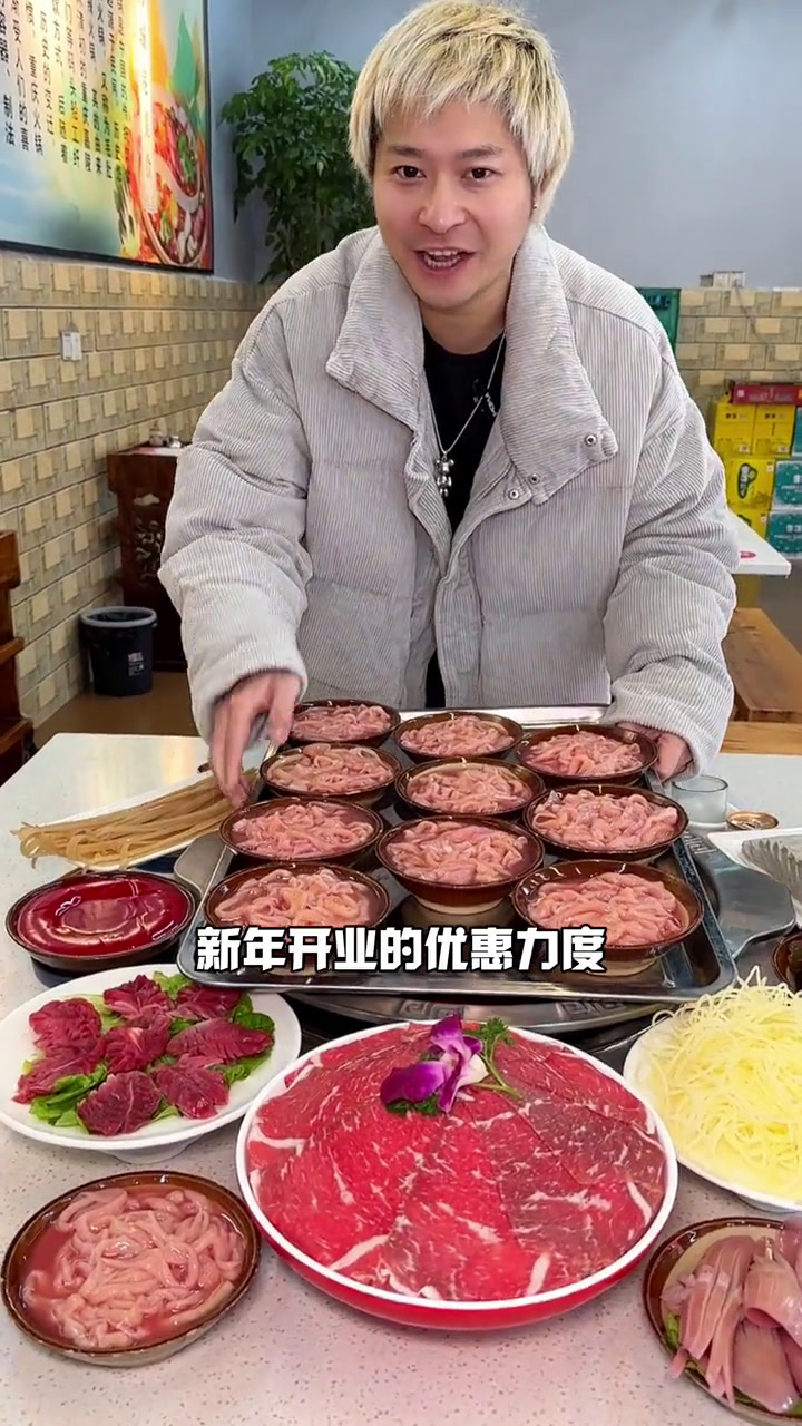 崇州这家,徐记港火生抠鸭肠老火锅,6.6一份的鸭肠可以无限叠加,99的火锅套餐也划算,安逸