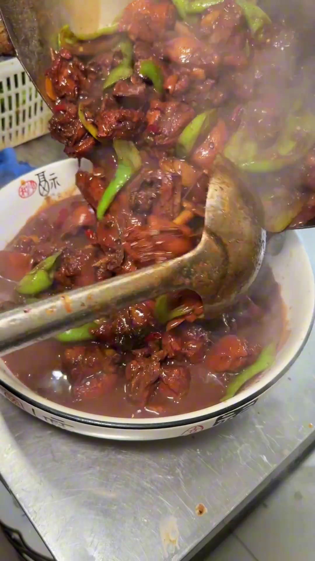 开车几十公里专门跑来尝一尝这蒙阴光棍鸡的美味,酱香十足,名不虚传!人间烟火地方特色小吃临沂