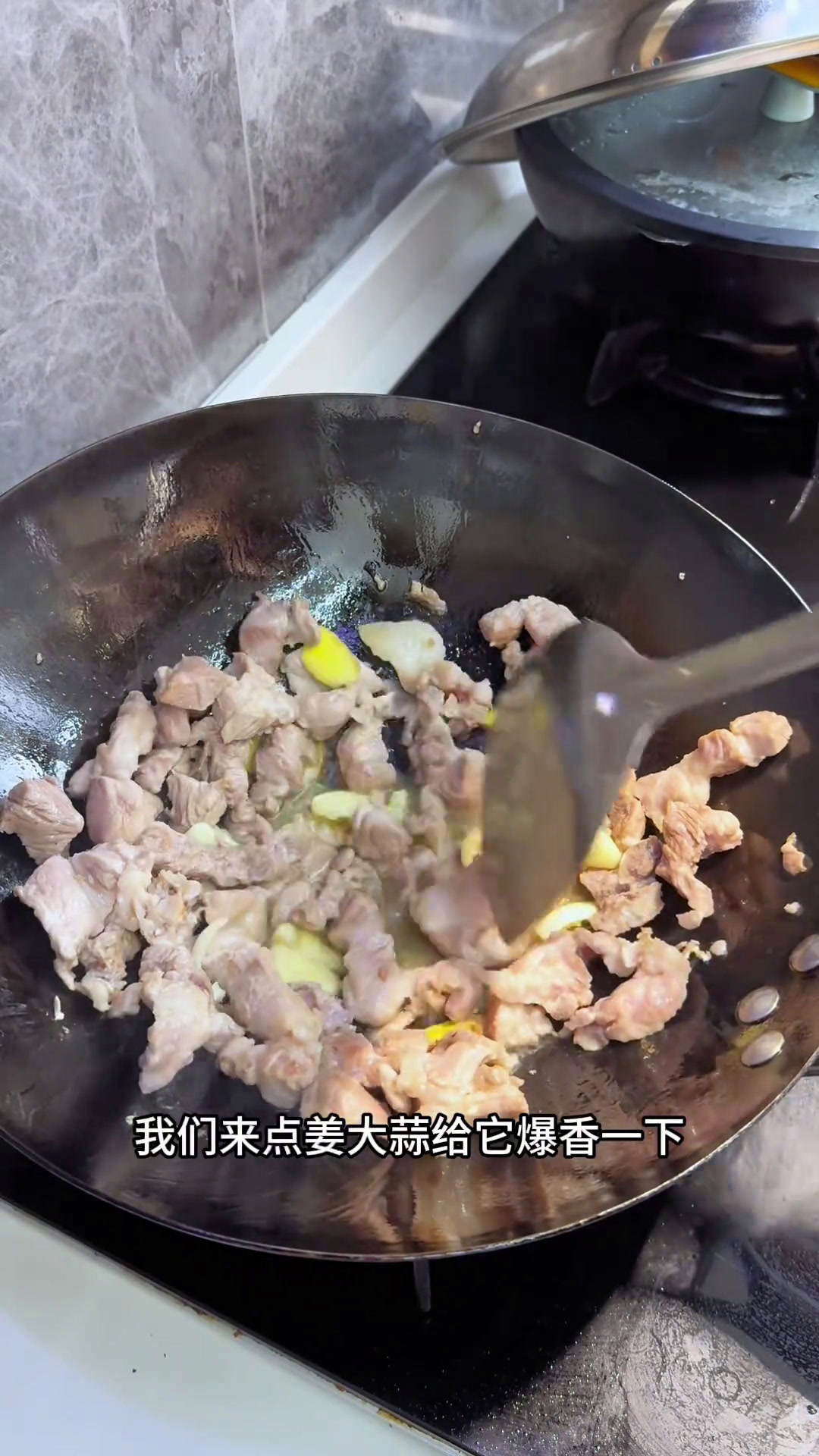 都要孩子们的下饭菜,今天这道土豆炖排骨真的是又好吃美味又营养,宝妈们都安排起来土豆烧排骨家