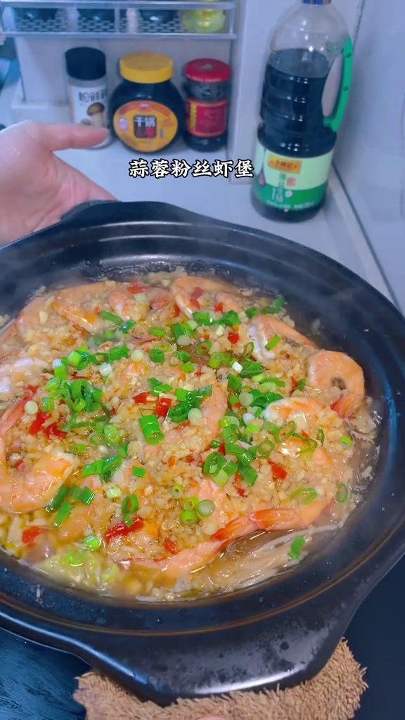 蒜蓉粉丝虾煲,做法简单蒜香浓郁,大人小孩都爱吃蒜蓉粉丝虾天冷了吃点热乎的美食分享