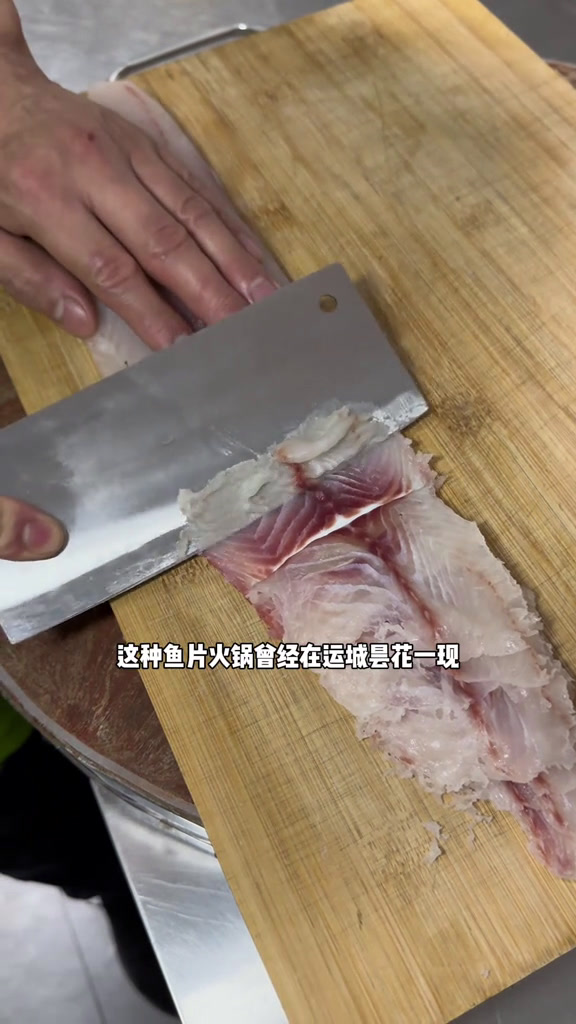 三秒就熟的斑鱼火锅,鱼汤做锅底,小清新的云南味道。鱼火锅天儿冷吃点啥城市里的烟火气运城美食