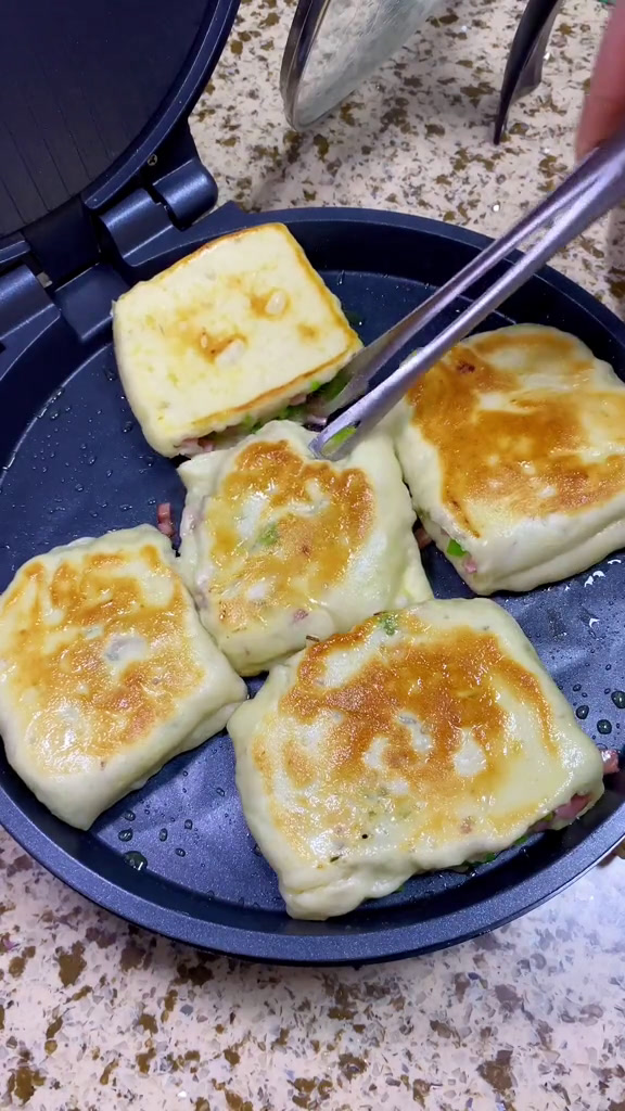 山东小媳妇儿又做晚饭了!烙个青椒火腿饼,嘎嘎好吃青椒火腿饼妈呀太香了晚餐烙饼青椒火腿饼的做