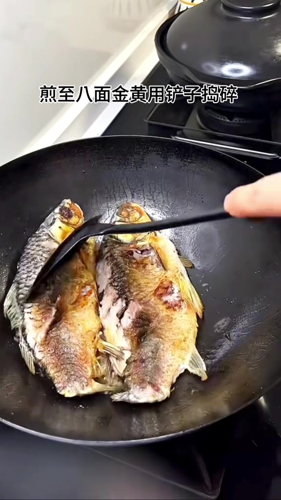 豆腐鲫鱼汤营养丰富做法简单,大人小孩都喜欢家常菜美食教程家常美食巨量引擎