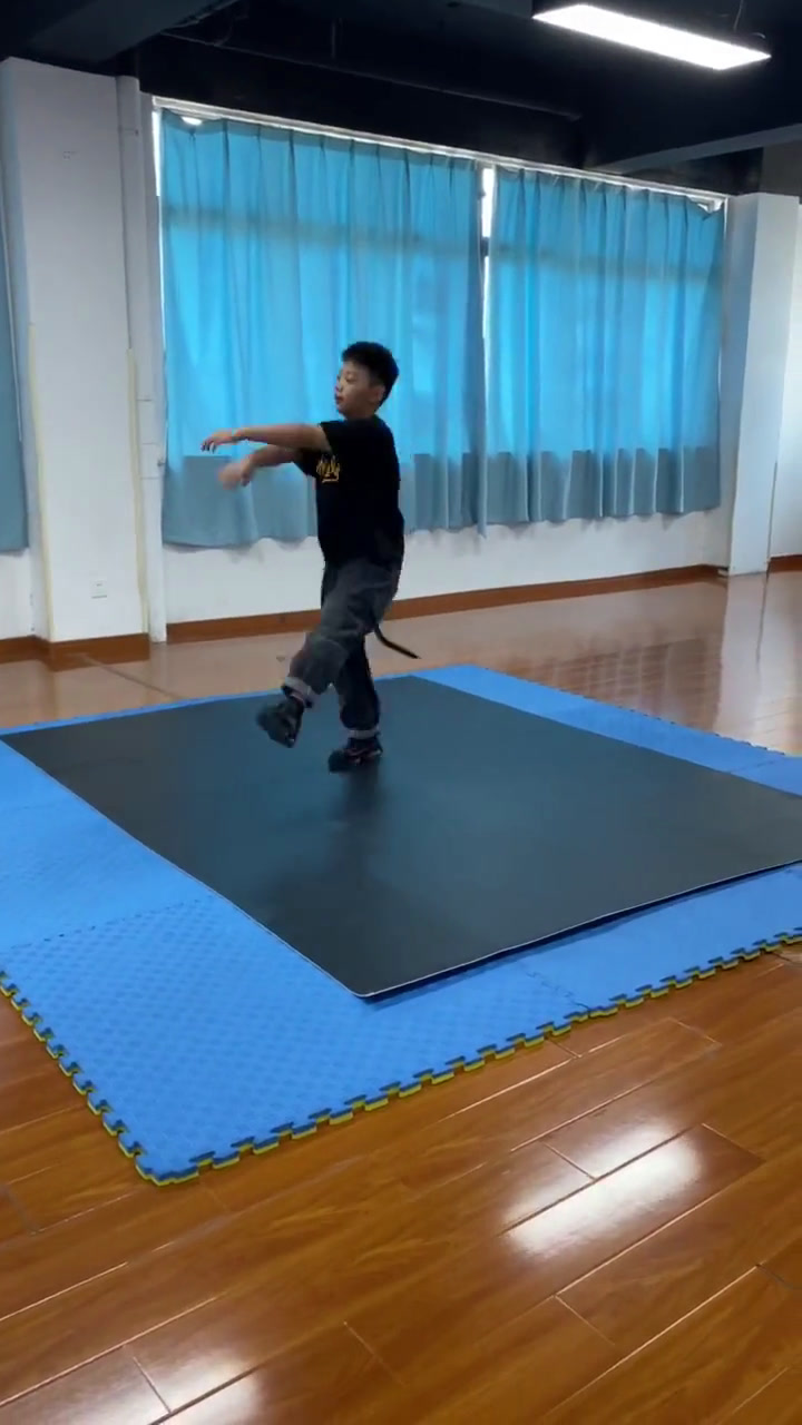 我的街舞小子今天街舞考级大赛你的付出和努力在这一刻总会发光加油宝贝街舞考级是孩子成长的印证