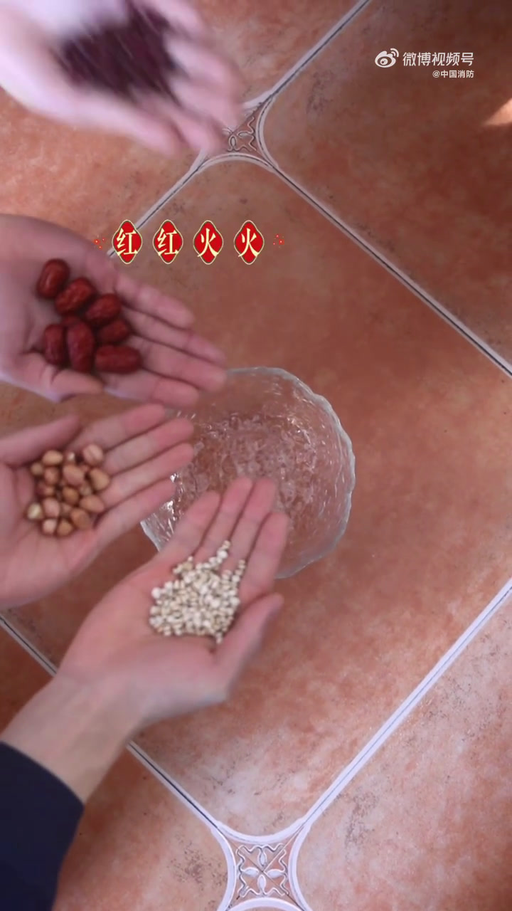 腊八粥的做法你学会了没?花生、红枣、莲子……熬上几个小时,泉州消防 蓝朋友亲手做的这碗热乎