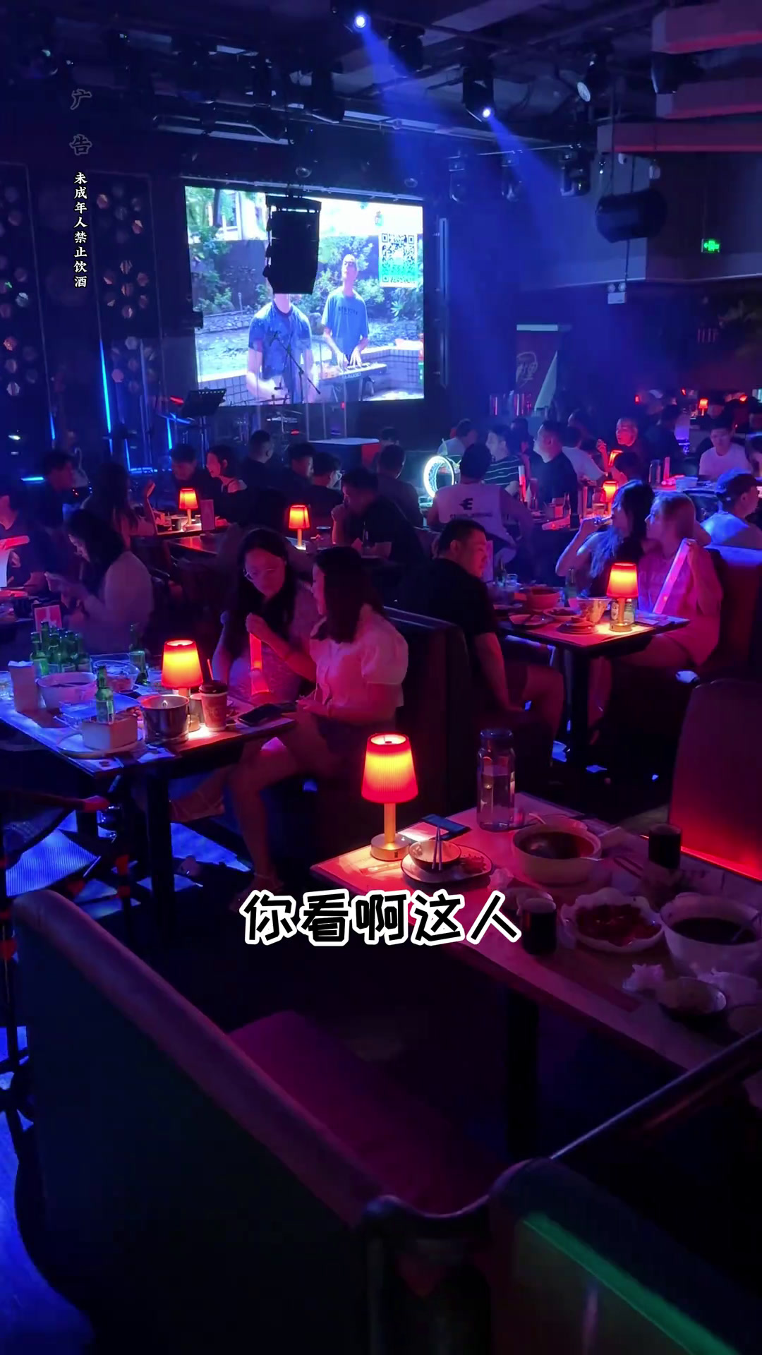 平时压力大或者休息了想出来放松一下,胡桃里值得你一来,不管是吃的喝的还是氛围都很不错胡桃里
