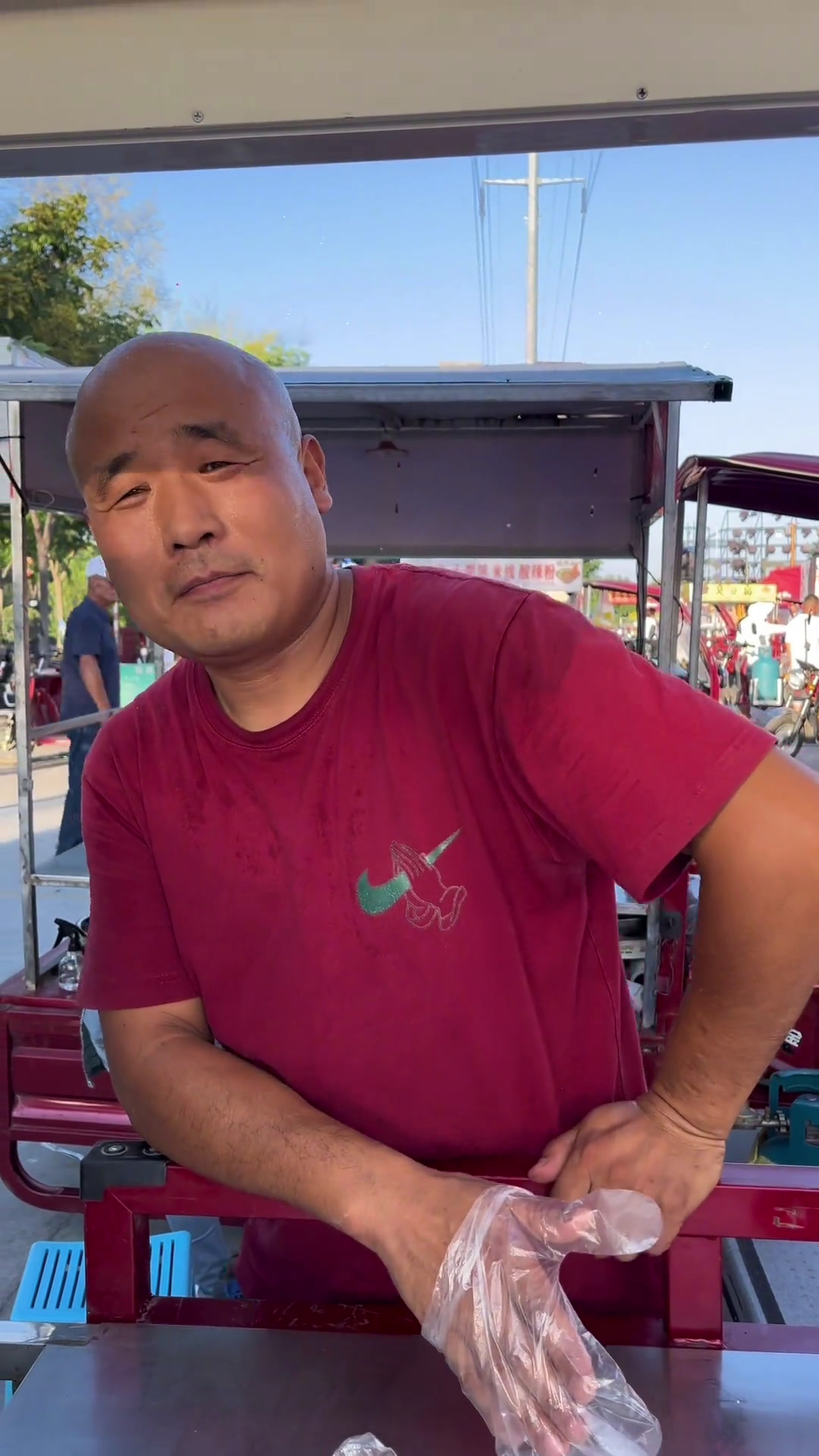 乾县街头探访五块钱的过事豆腐汤,爱吃豆腐汤的是不是都是年纪大的在路边摊感受人间烟火人间烟火