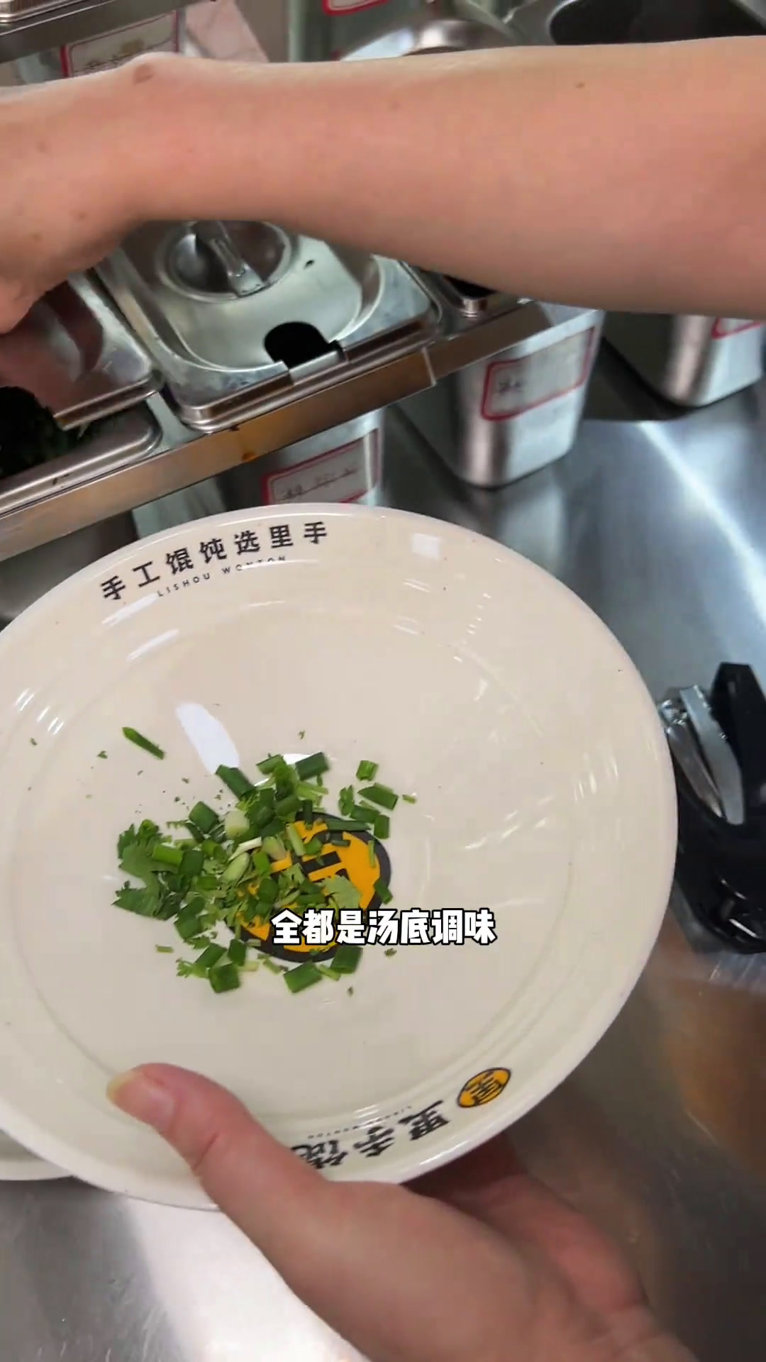 在路边的树下吃一碗热乎的馄饨,感受一下老临沂的味道～临沂美食本地人爱吃的店馄饨