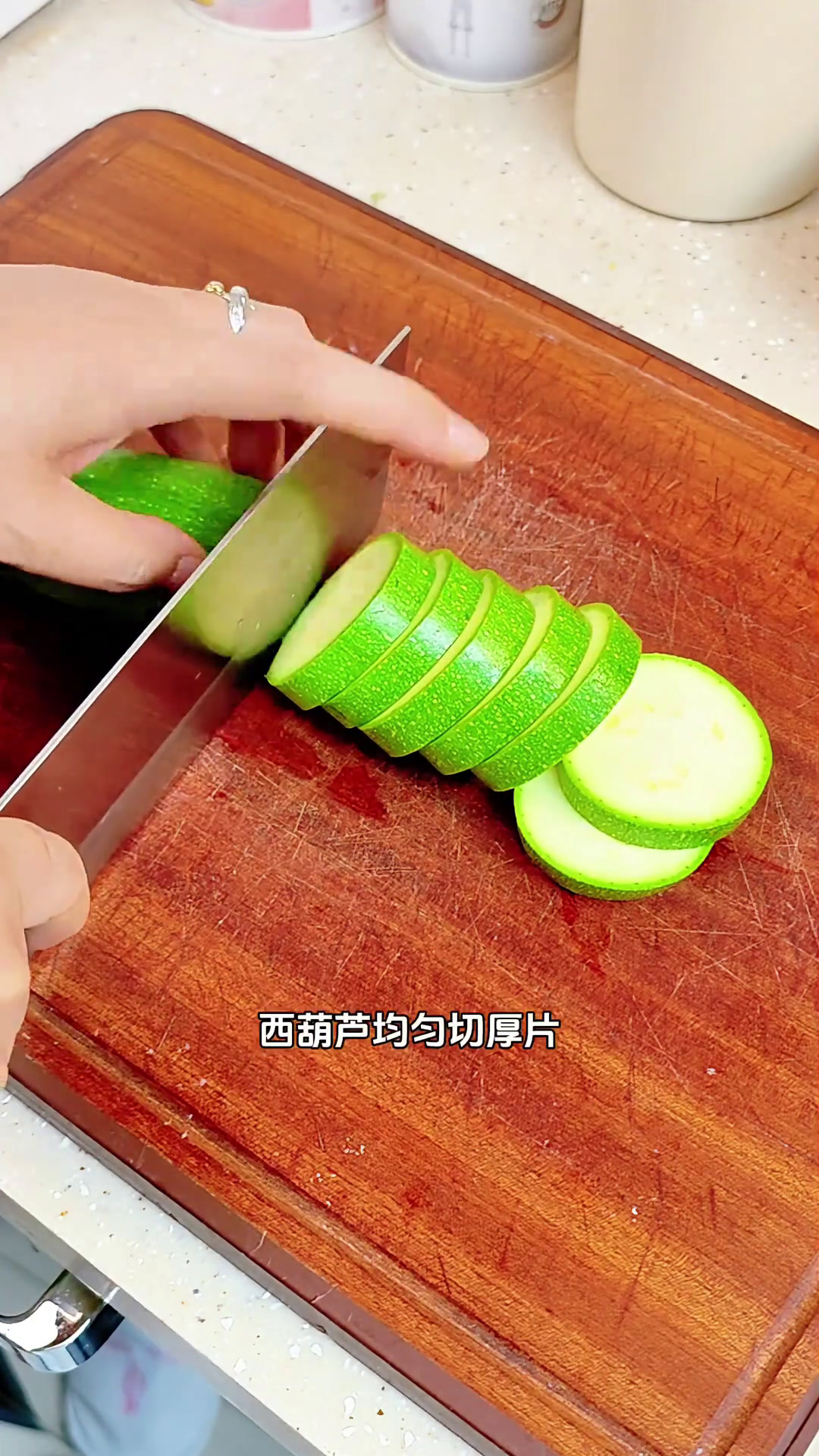 早餐好多人都不知道皮蛋可以做汤,而且还特别鲜,每次做都满屋飘香,赖床的宝宝都起来喝了两碗早