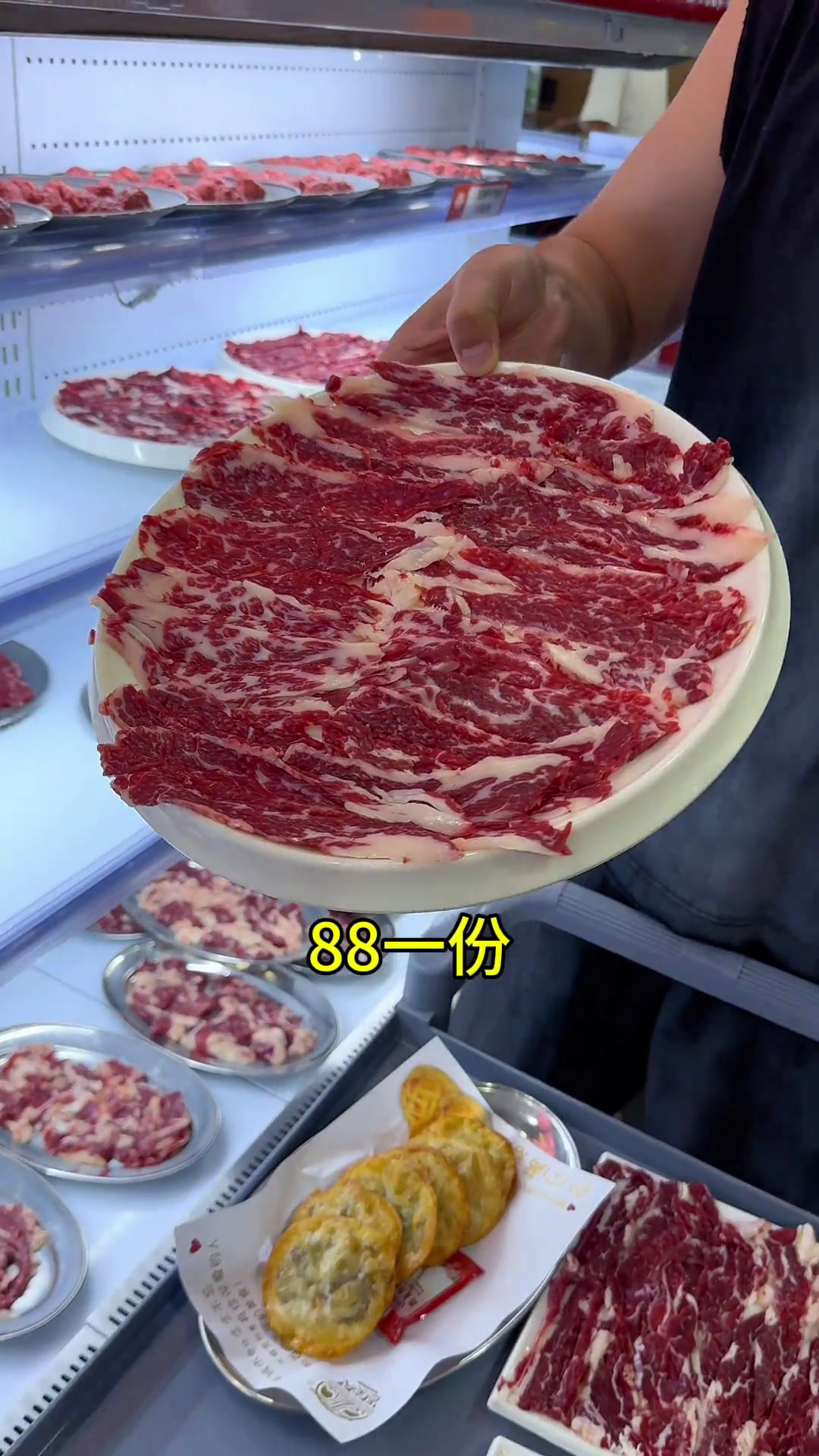 吃牛肉像在农村吃大席热闹的场景,每一盘都是新鲜现切邑家人牧城五洞牛肉夏日清凉局牛肉火锅本地