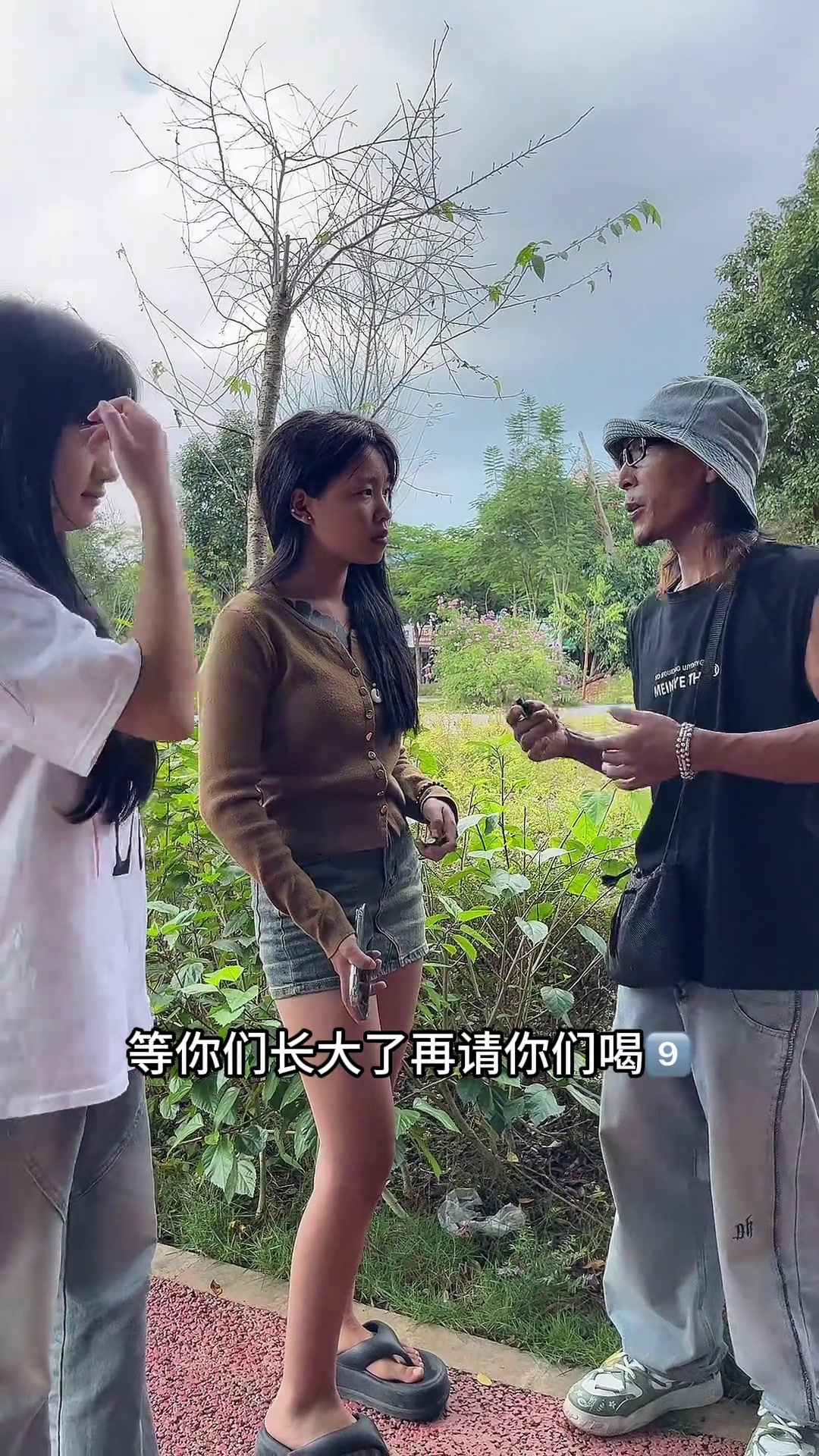 来店里面每人一个小蛋糕先吃瞧噶实拍原视频甜品小蛋糕