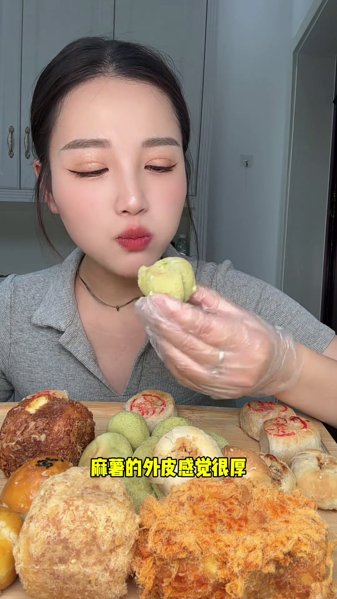 姐妹们催更的泸溪河来啦,爆浆月饼也太好吃了吧宇子酱的糖果泸溪河吃货美食官解馋中式糕点