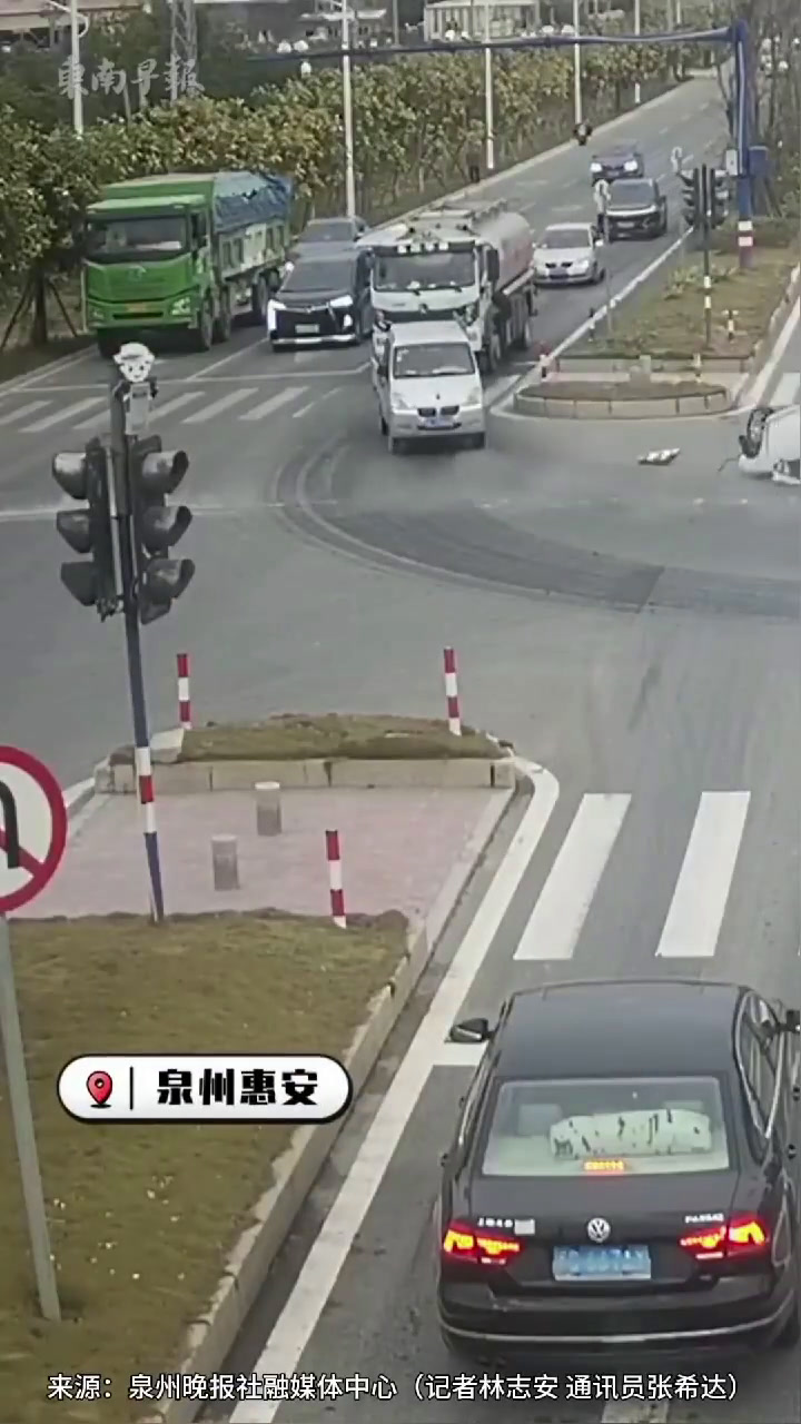 请把2025年的第一个赞,给挺身而出的他!事发福建省泉州市惠安县,一小轿车翻车起火燃烧,土