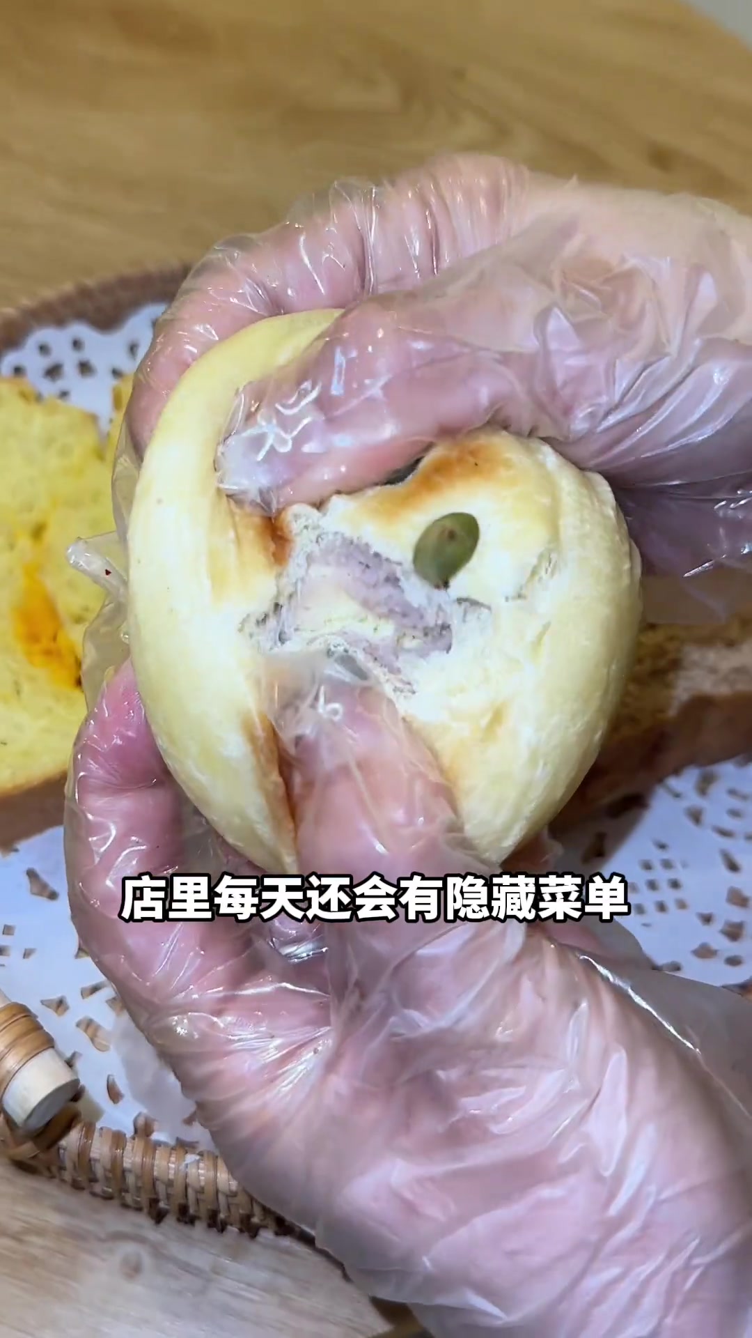 在烟台一家藏的很深的面包店一开始是被他们家满墙的吐司吸引的,没想到被虎皮芋泥卷给惊艳到了!