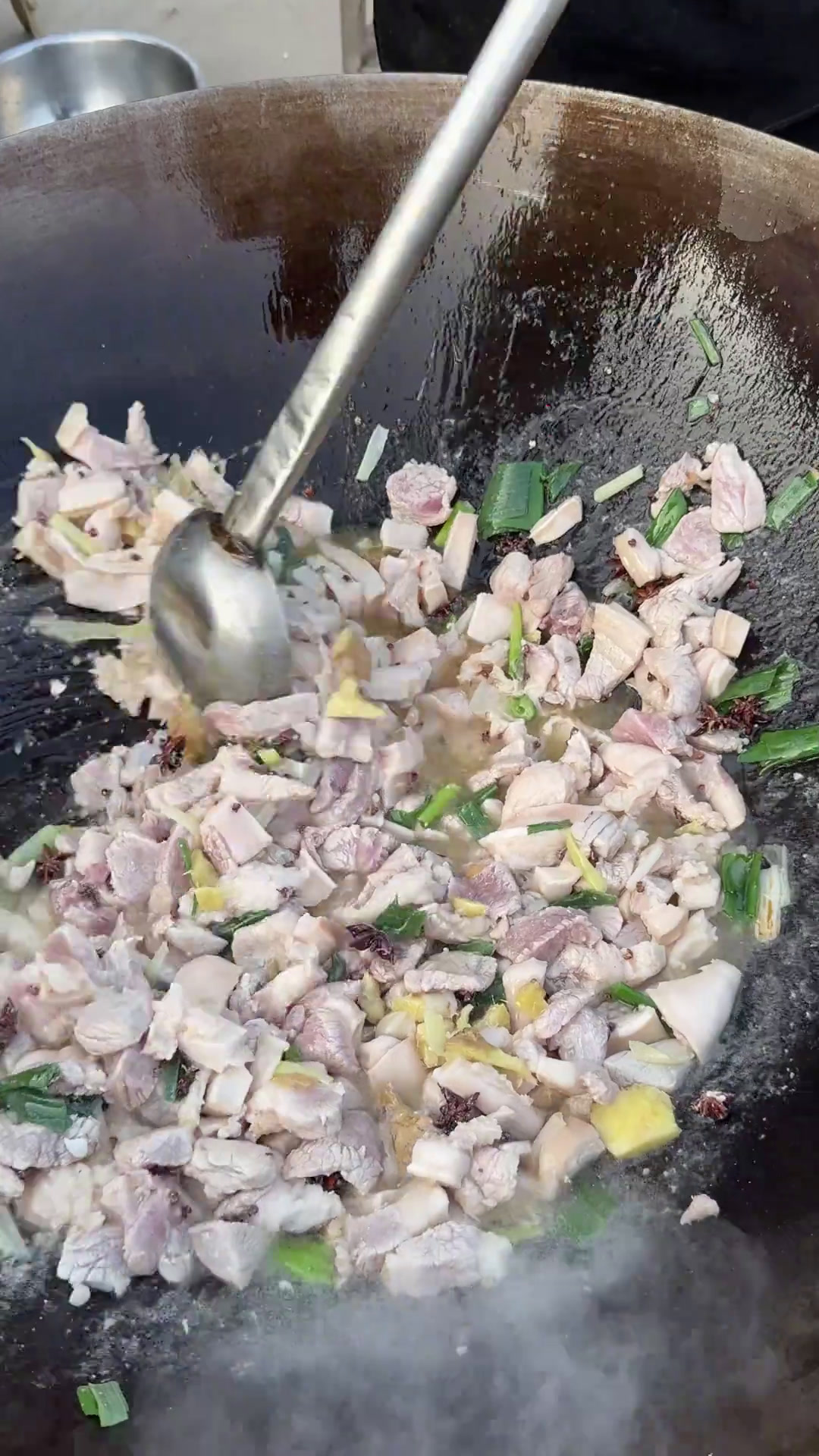 小宝今天给村里老人做一锅《五花肉土豆油菜炖豆腐》土豆豆腐炖的软烂入味,爷爷奶奶吃了都很开心