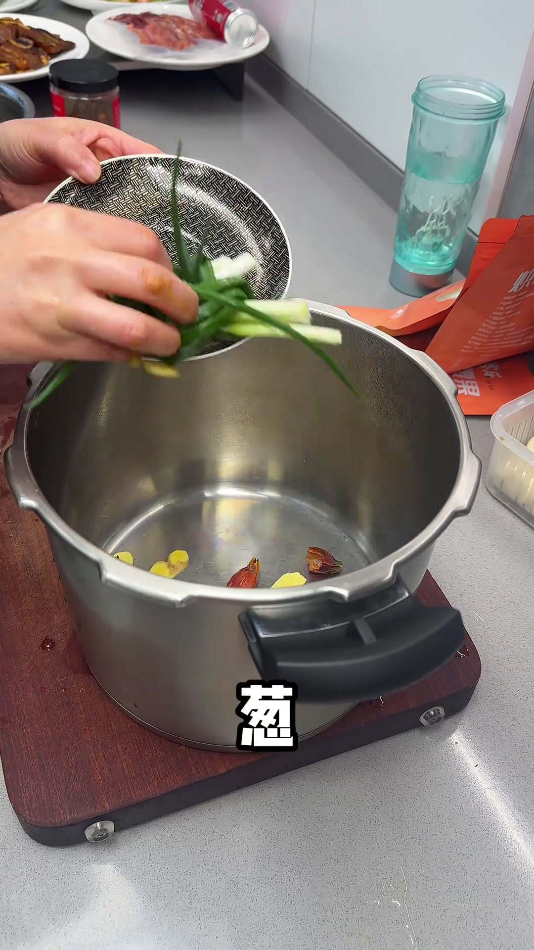 白切鸡,随吃随斩餐桌上的冷盘,肯定少不了这道白切鸡年夜饭下酒菜家常菜