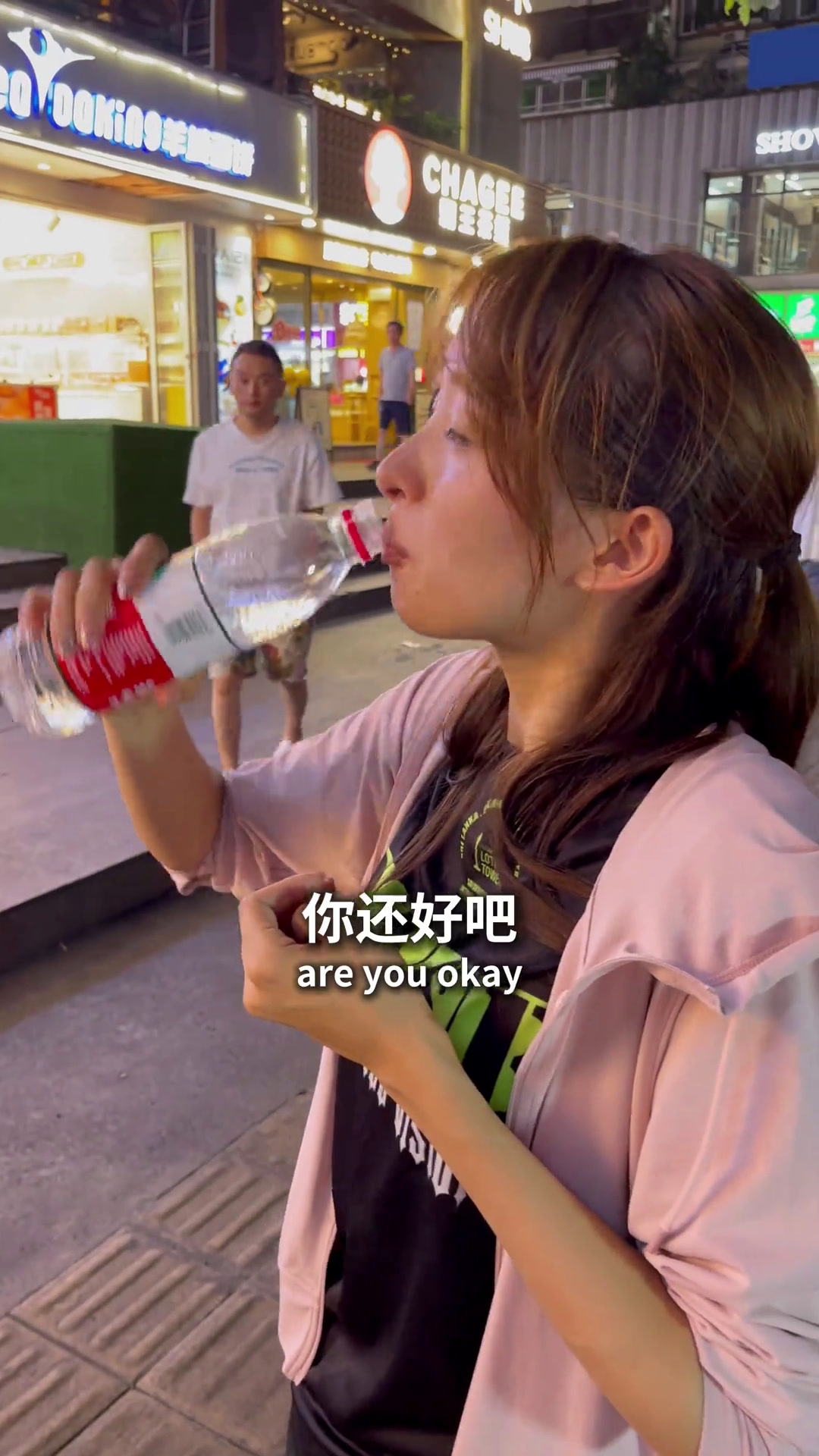 当老外第一次吃到正宗臭豆腐“臭到呛喉咙的真”贵阳特色臭豆腐!美食臭豆腐外国人吃中国美食逛吃