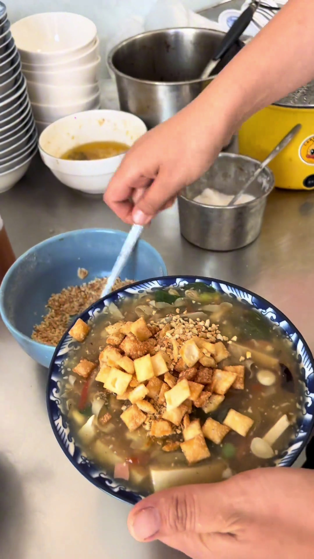 乾县街头探访五块钱的过事豆腐汤,这个味道真的美的很,人间烟火最抚人心这一碗好过瘾乾县巷子里