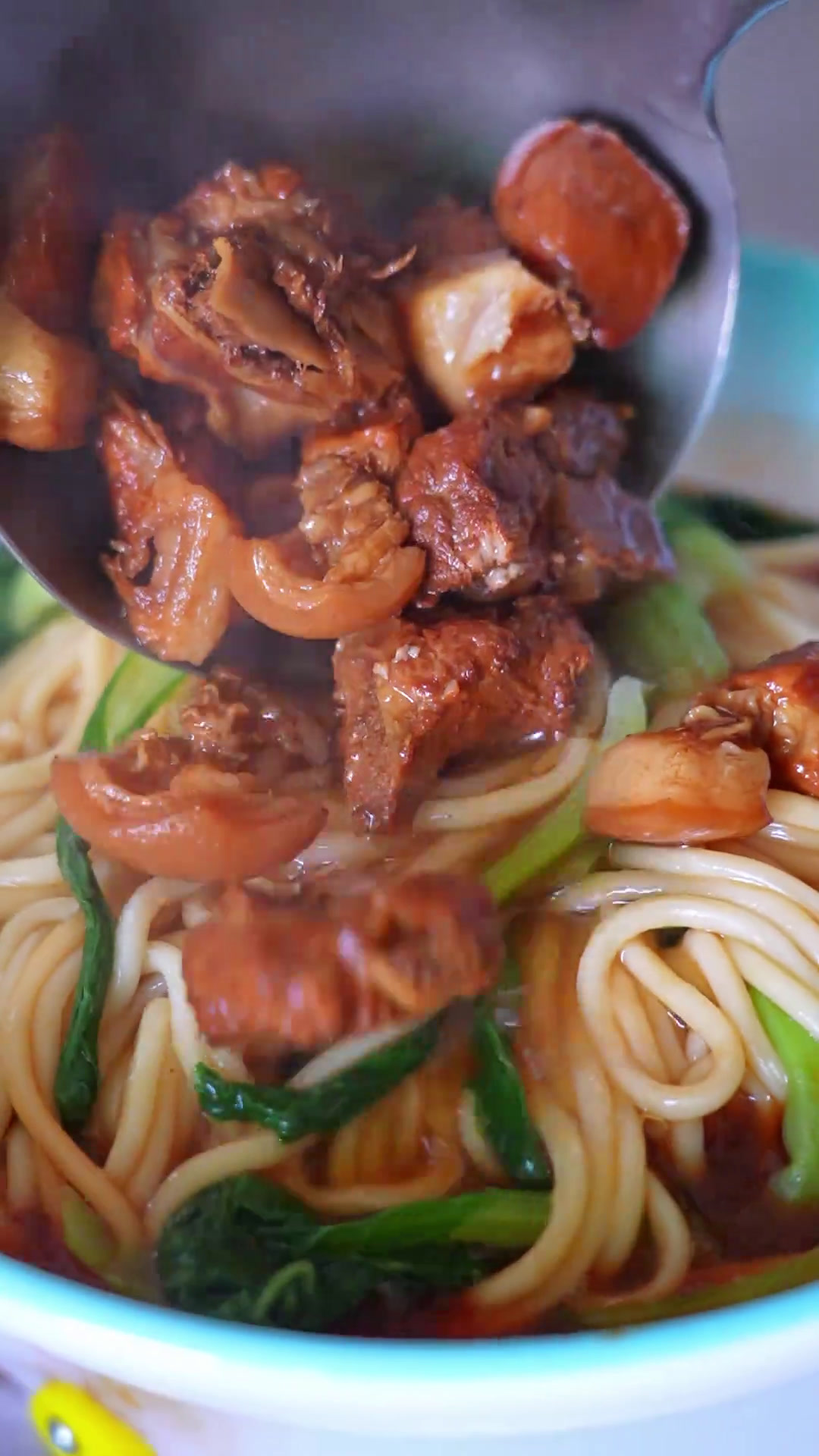 红烧肉,红烧排骨与面的结合,最佳拍档出舌尖上的味道!偃师店铺实拍舌尖上的中国我的家乡美食名