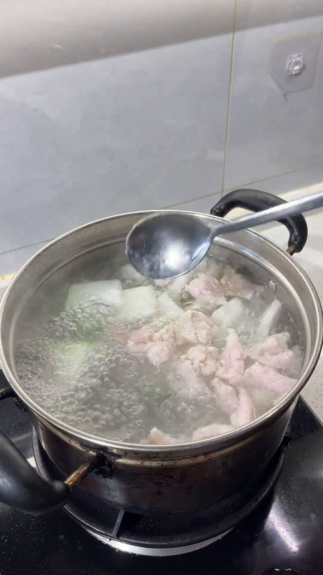 来看一下在北京打工的潮汕人晚上吃什么五花肉焖腐竹春菜排骨煲潮汕广章