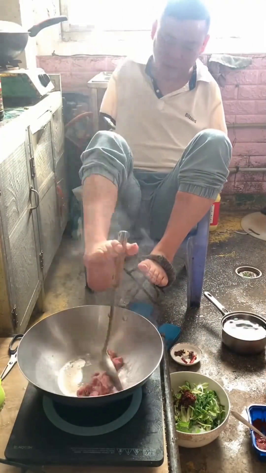 这一碗好过瘾这就是红烧排骨,可我们都习惯叫焖汤排骨米线,真的挺爽